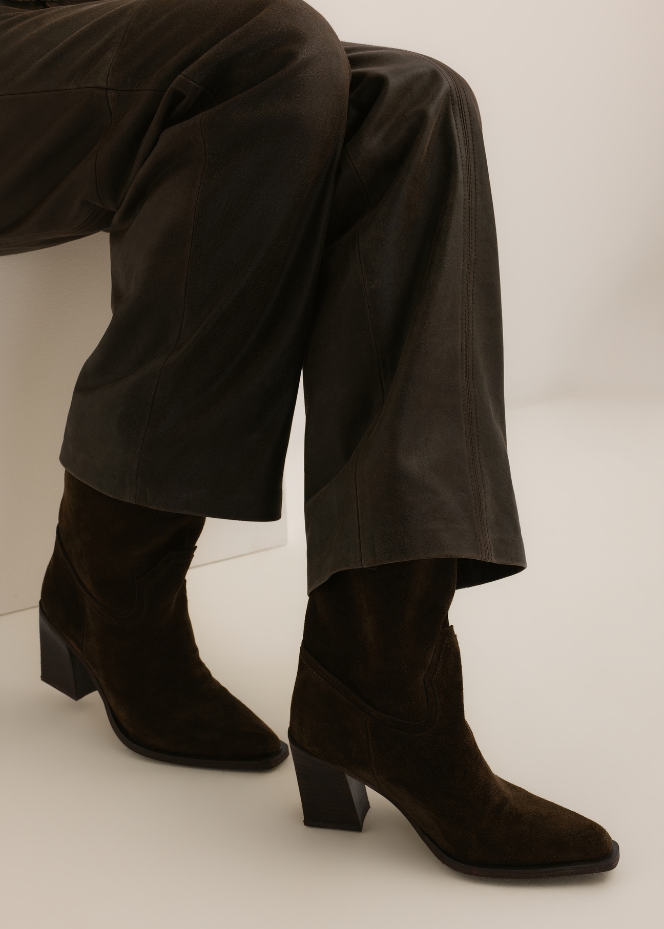 Women's dark brown suede ankle boots (BUTYD-1336-1I(Z26)), side view on a model's feet, against a light background.