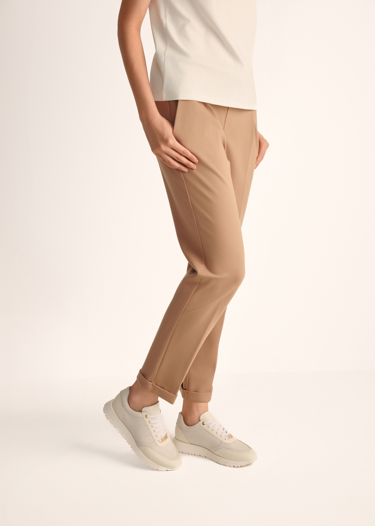 Cream leather women's sports shoes BUTYD-1099-11(Z25), product view on model's feet against a light background.