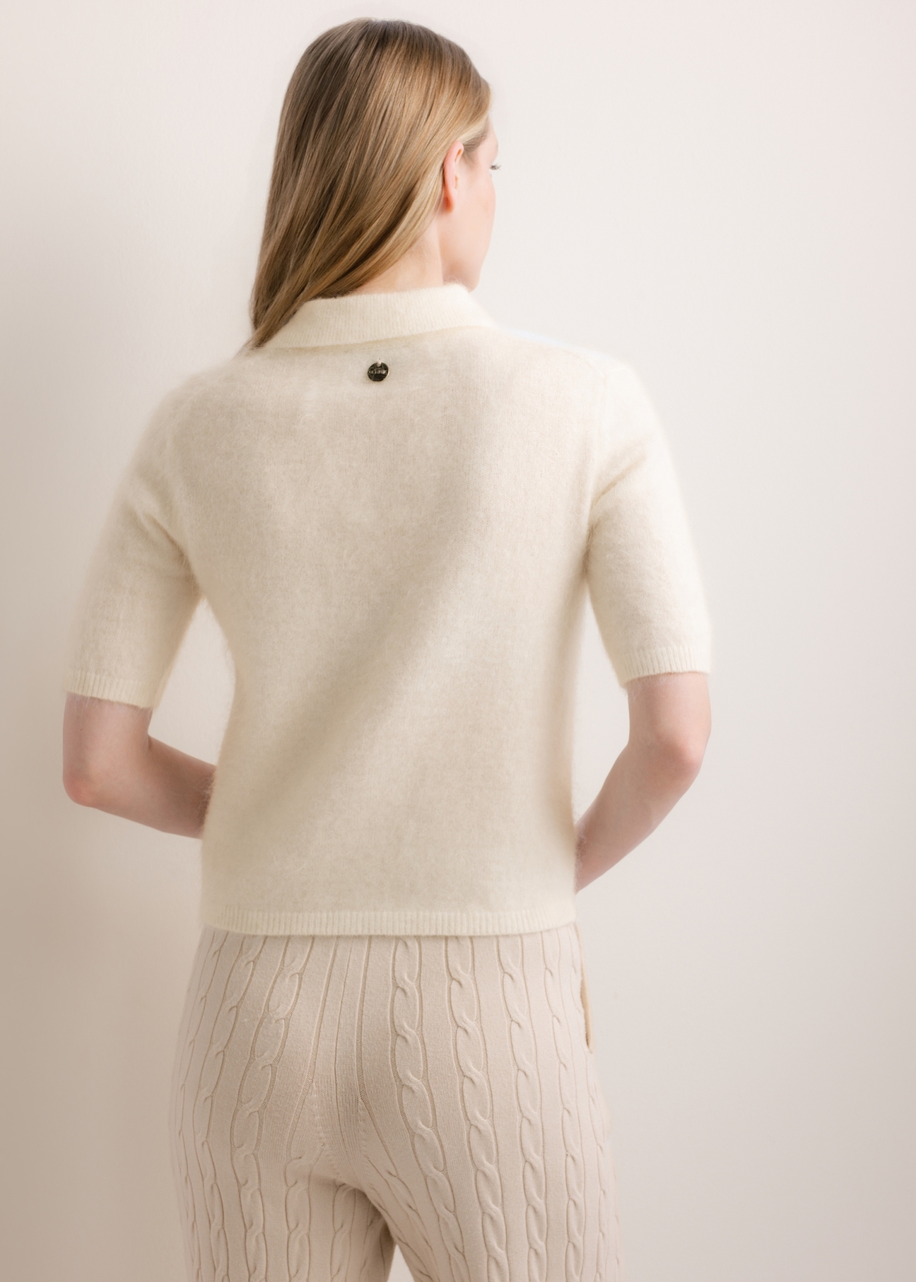 Cream-colored fine-knit polo sweater BLUDT-0221-0B(Z26), back view on a model. Half-body shot.