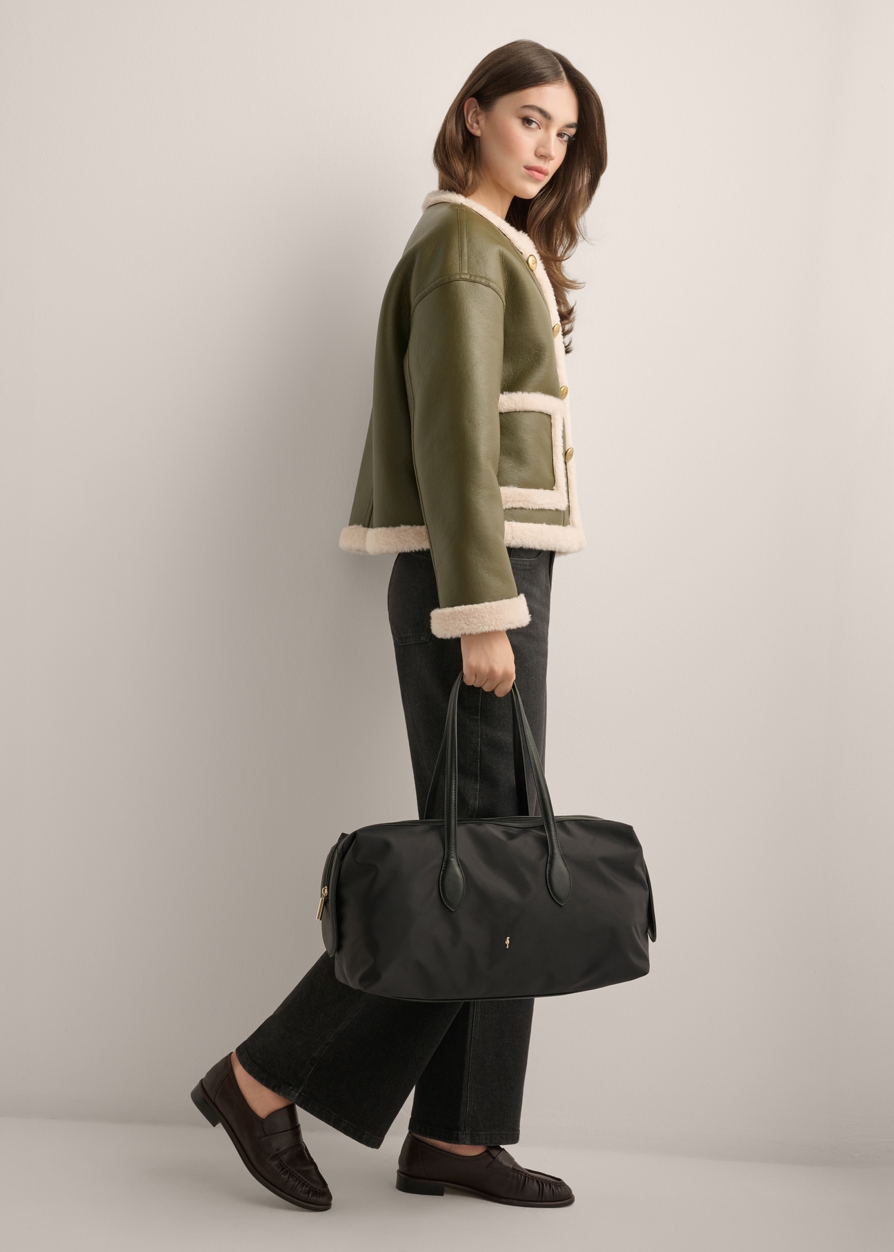 Large shopper bag TOREN-0354-99(Z26) - front view of the product, held by the model in her hand, on a white background.