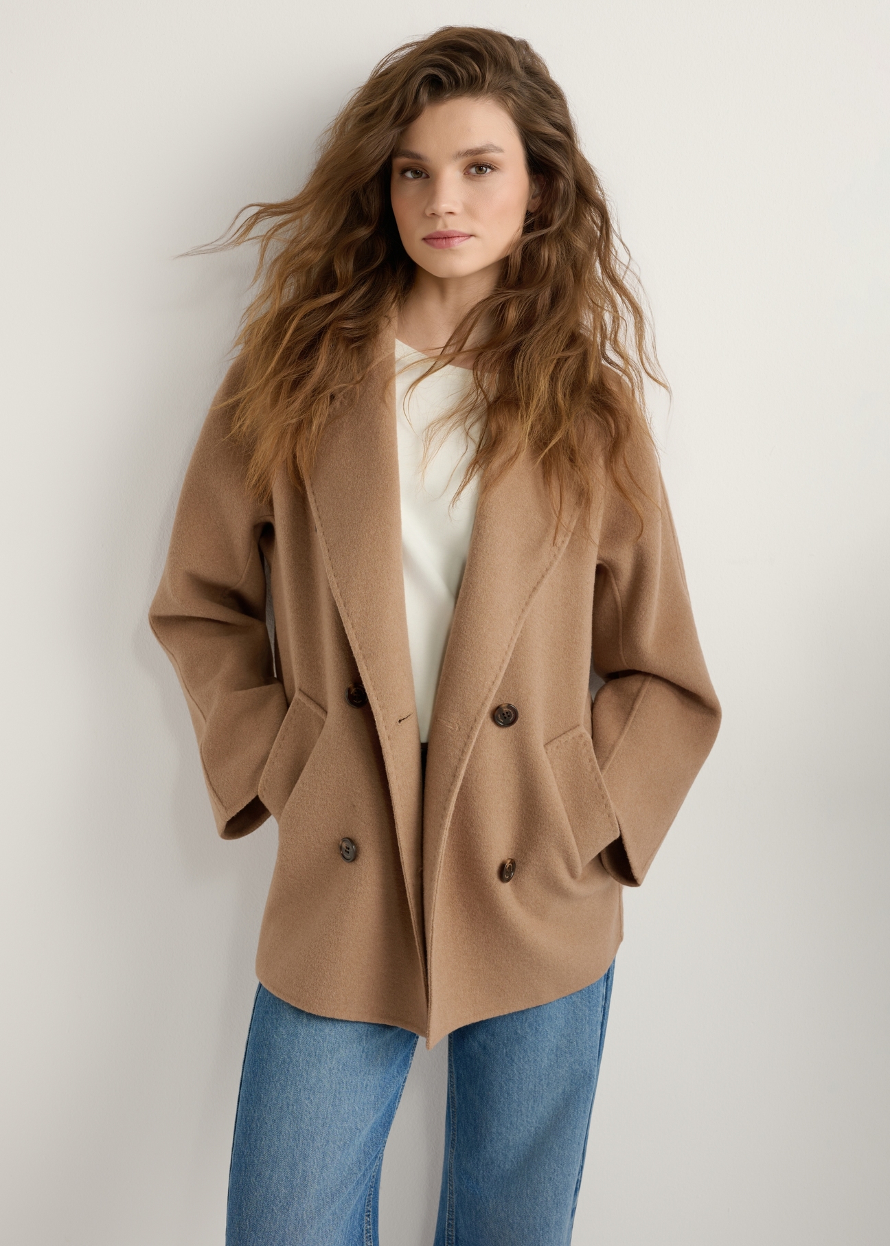 Women's short camel coat PLADT-0059-1D(W26), front view of the product on the model. Half of the silhouette visible.