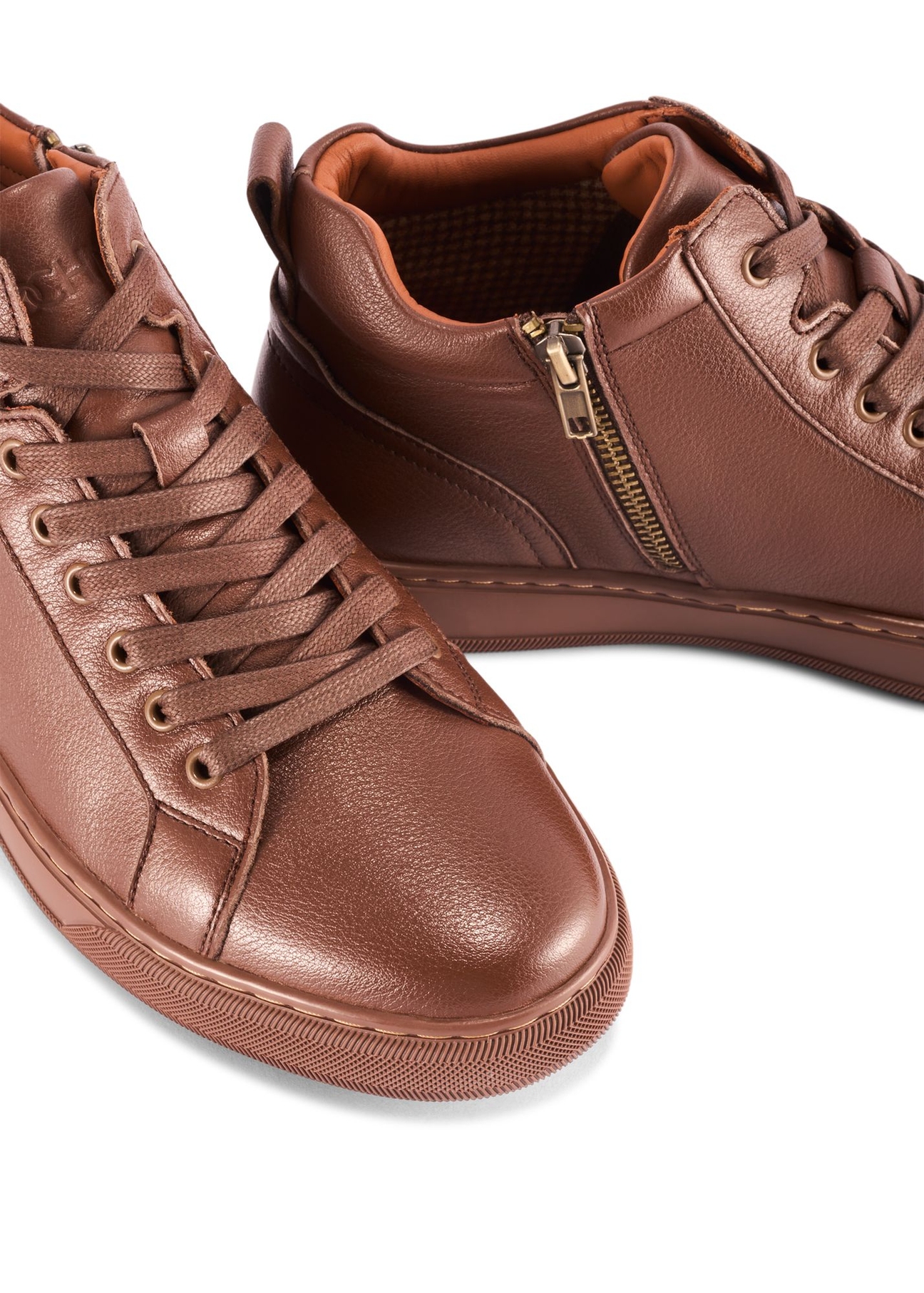 Brown leather men's sneakers BUTYM-0466-89(Z25) - close-up of the detail on a white background.