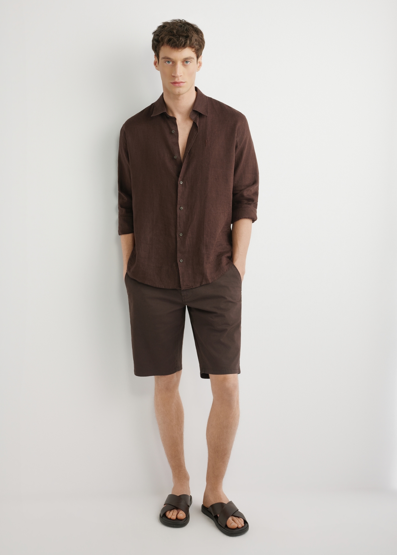 Men's brown shorts SZOMT-0029-1I(W26), front view of the product on the model. Full body visible.
