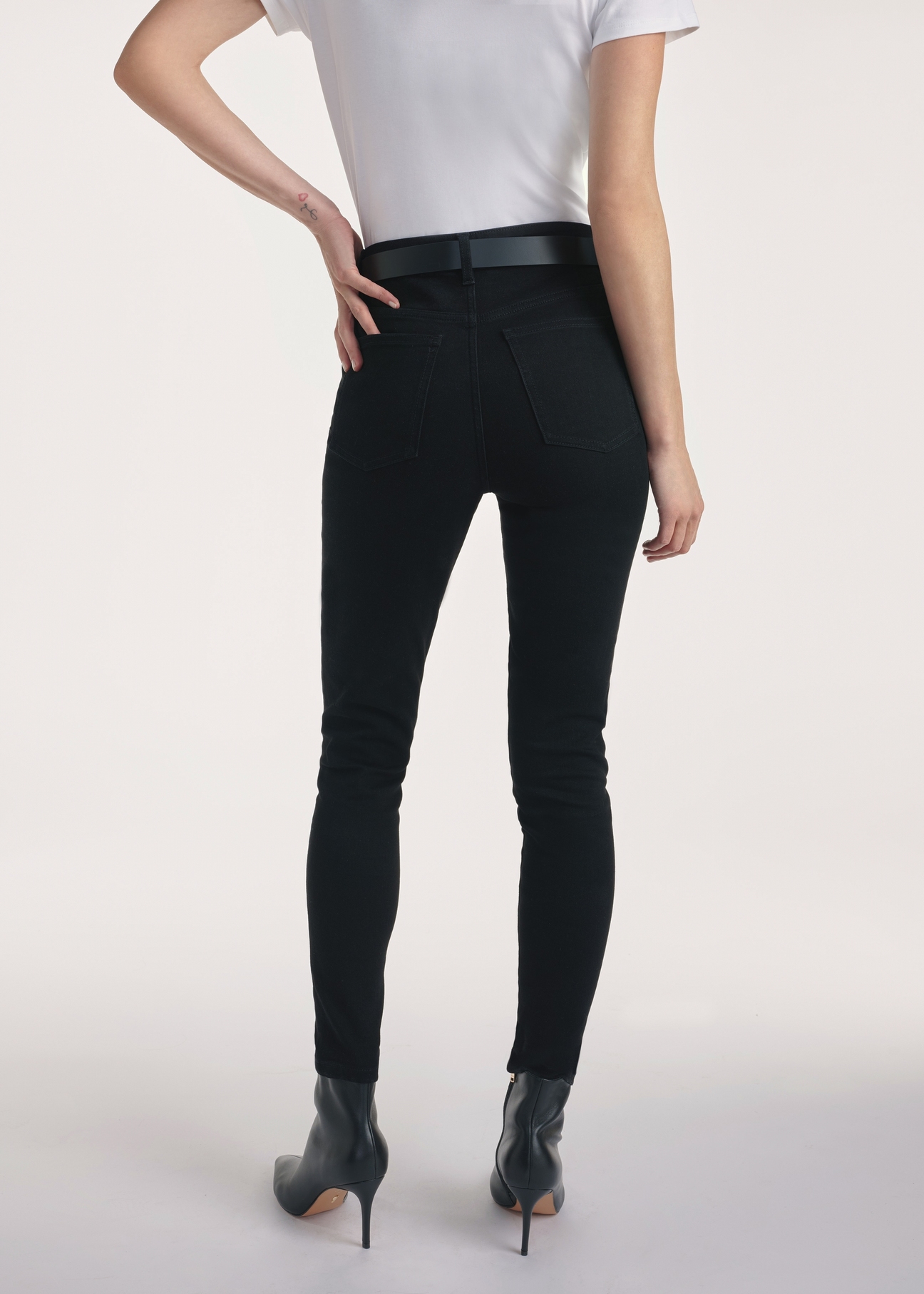 Black women's denim pants JEADT-0010 A-99(Z 25), product visible from the back on the model, half of the silhouette visible.