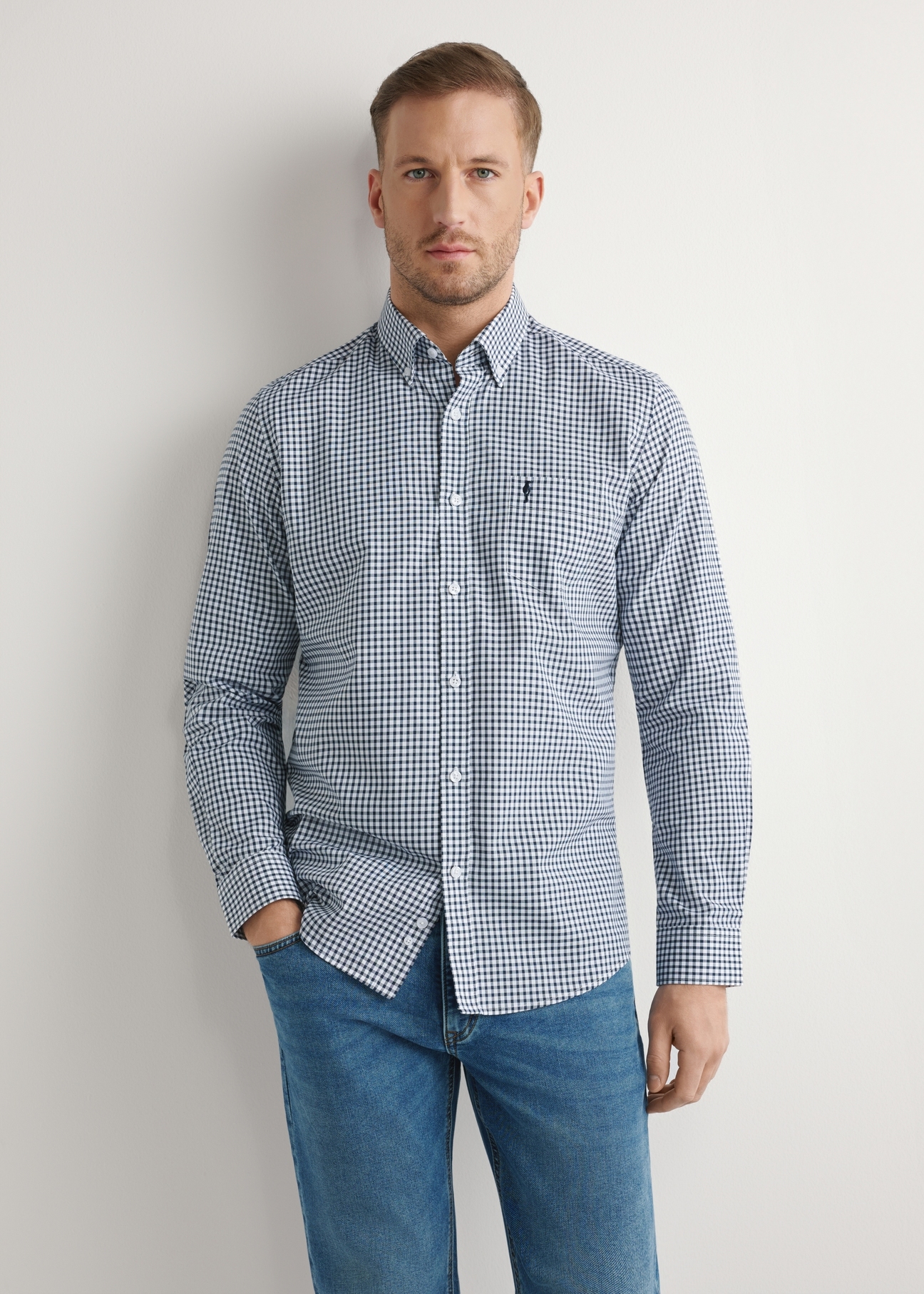 Men's navy blue checkered cotton shirt KOSMT-0277-7E(W26), front view of the product on the model. Half of the silhouette visible.