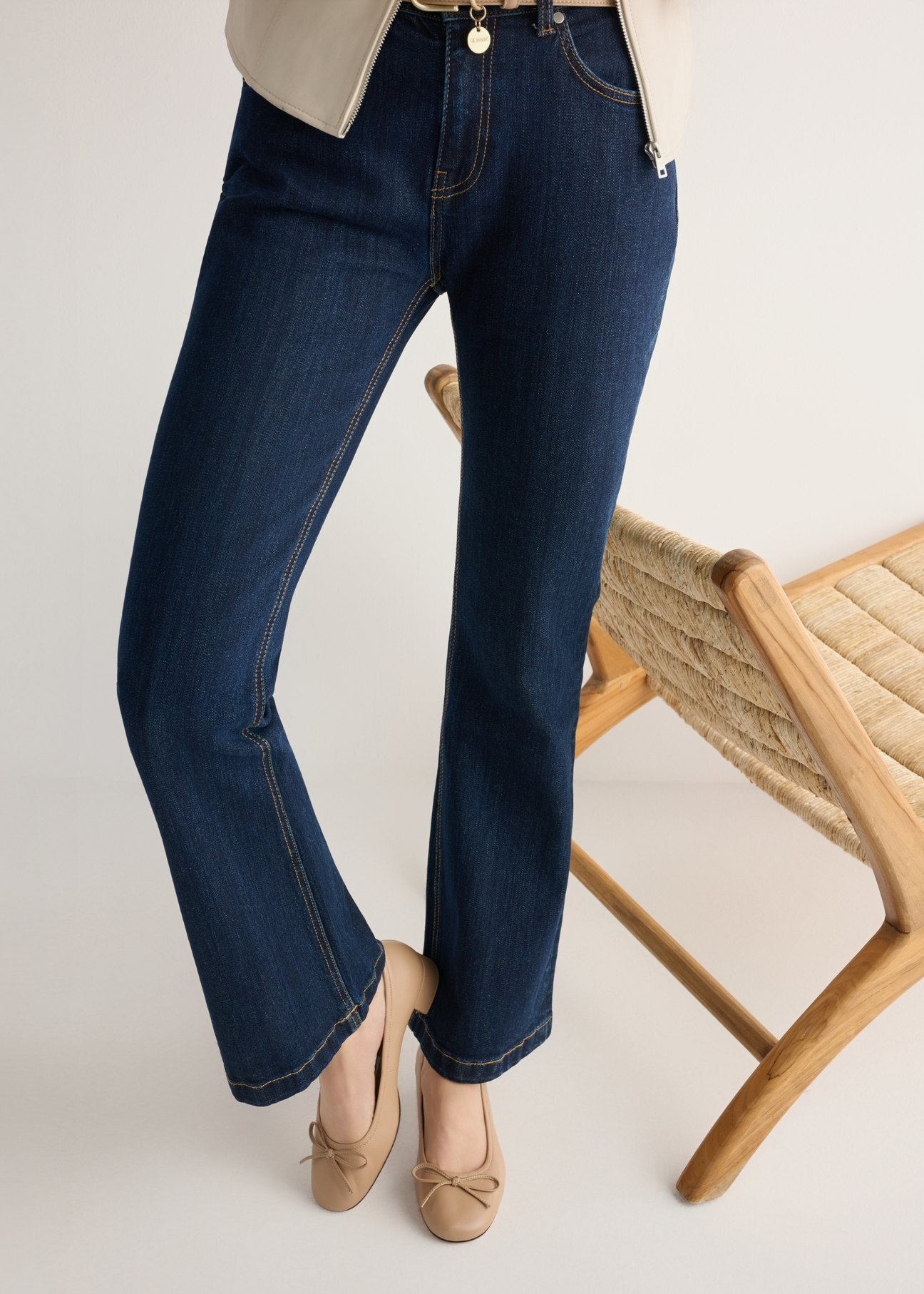 Beige leather women's pumps BUTYD-1239-1B(W26), front view of the product on the model's feet, on a light background.