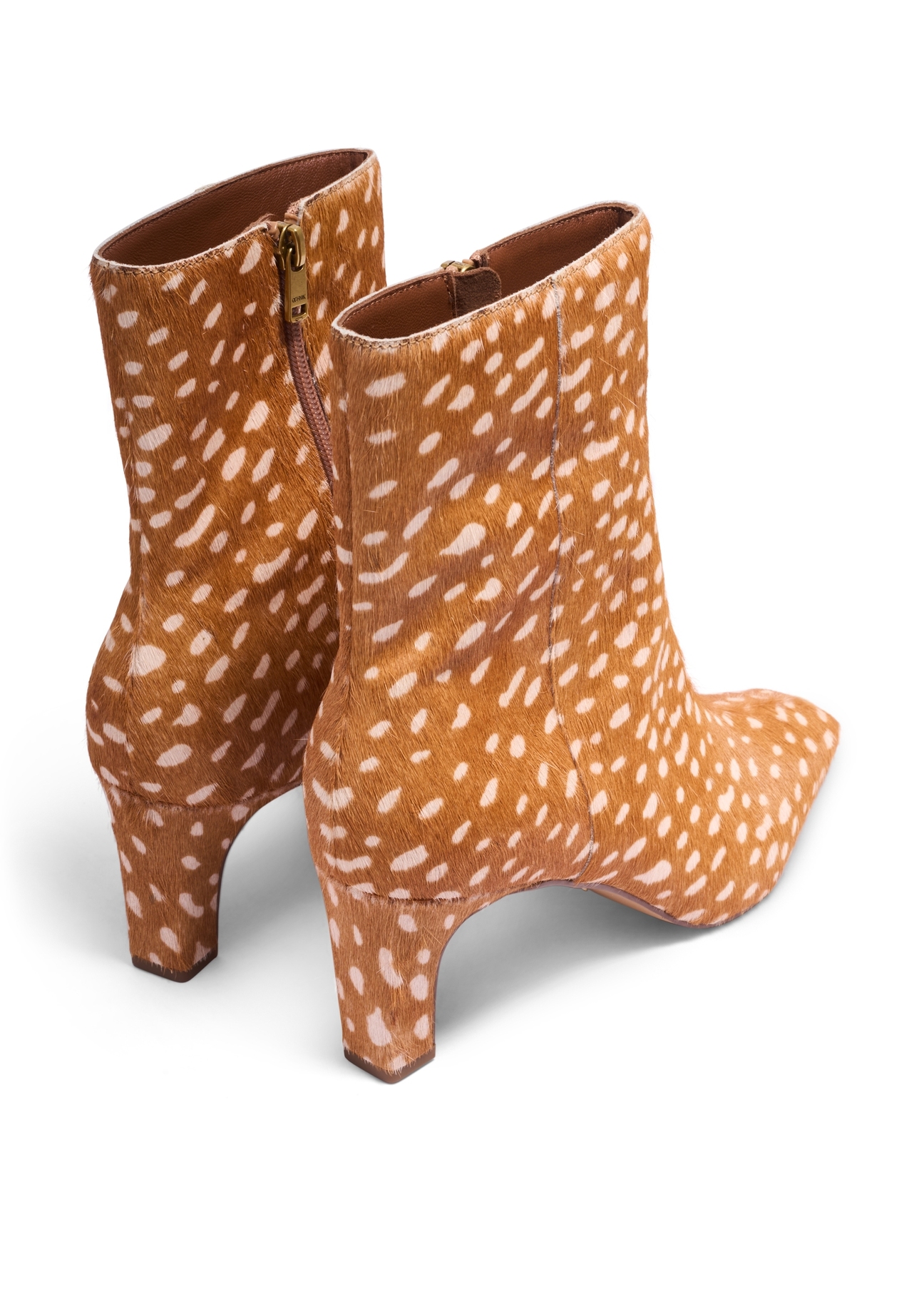 Cognac women's ankle boots with pattern BUTYD-1302-1F(Z26), product view from the back on a white background.