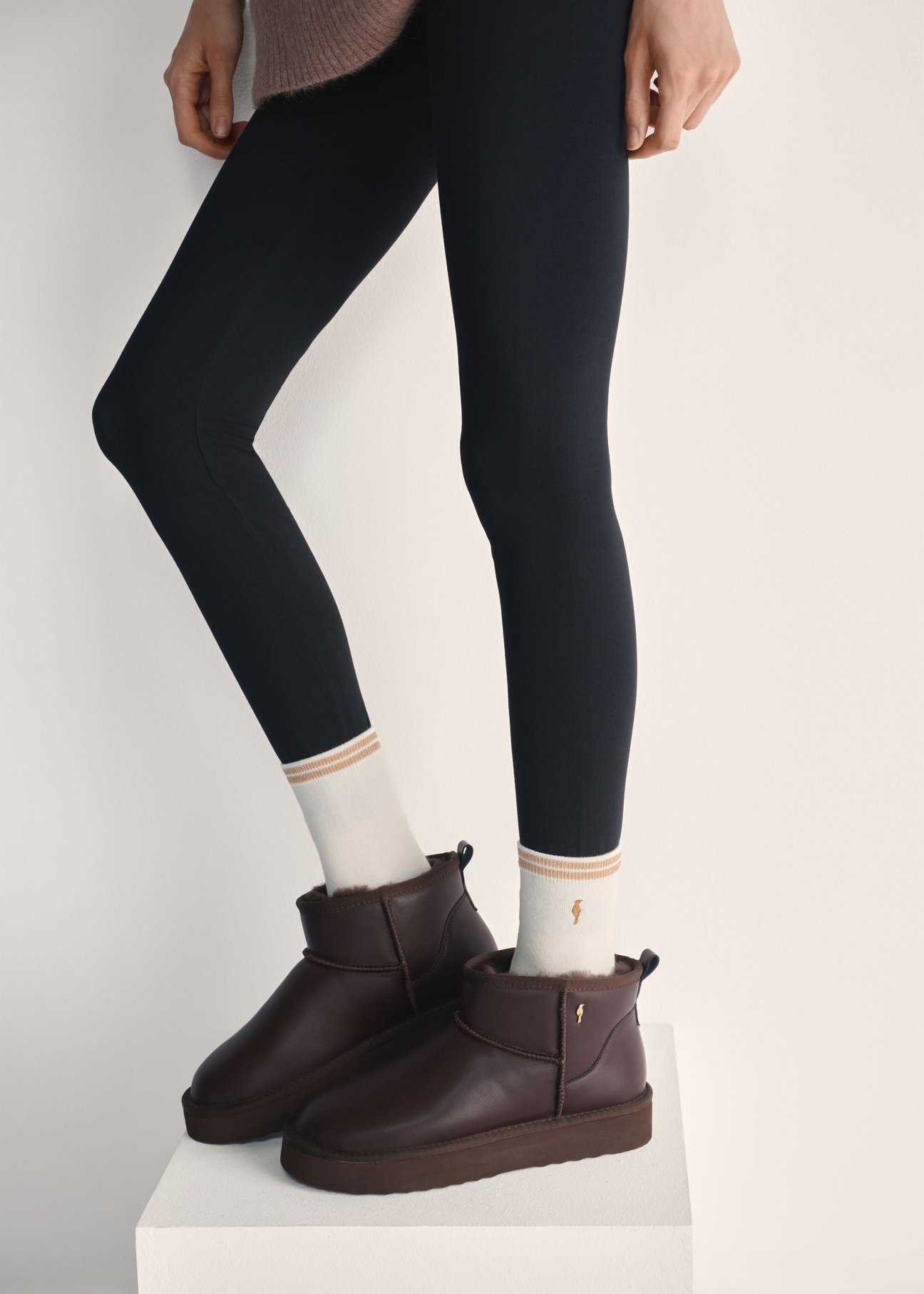 Dark brown women's leather snow boots BUTYD-1219-1I(Z26), side view of the product on the model's feet.