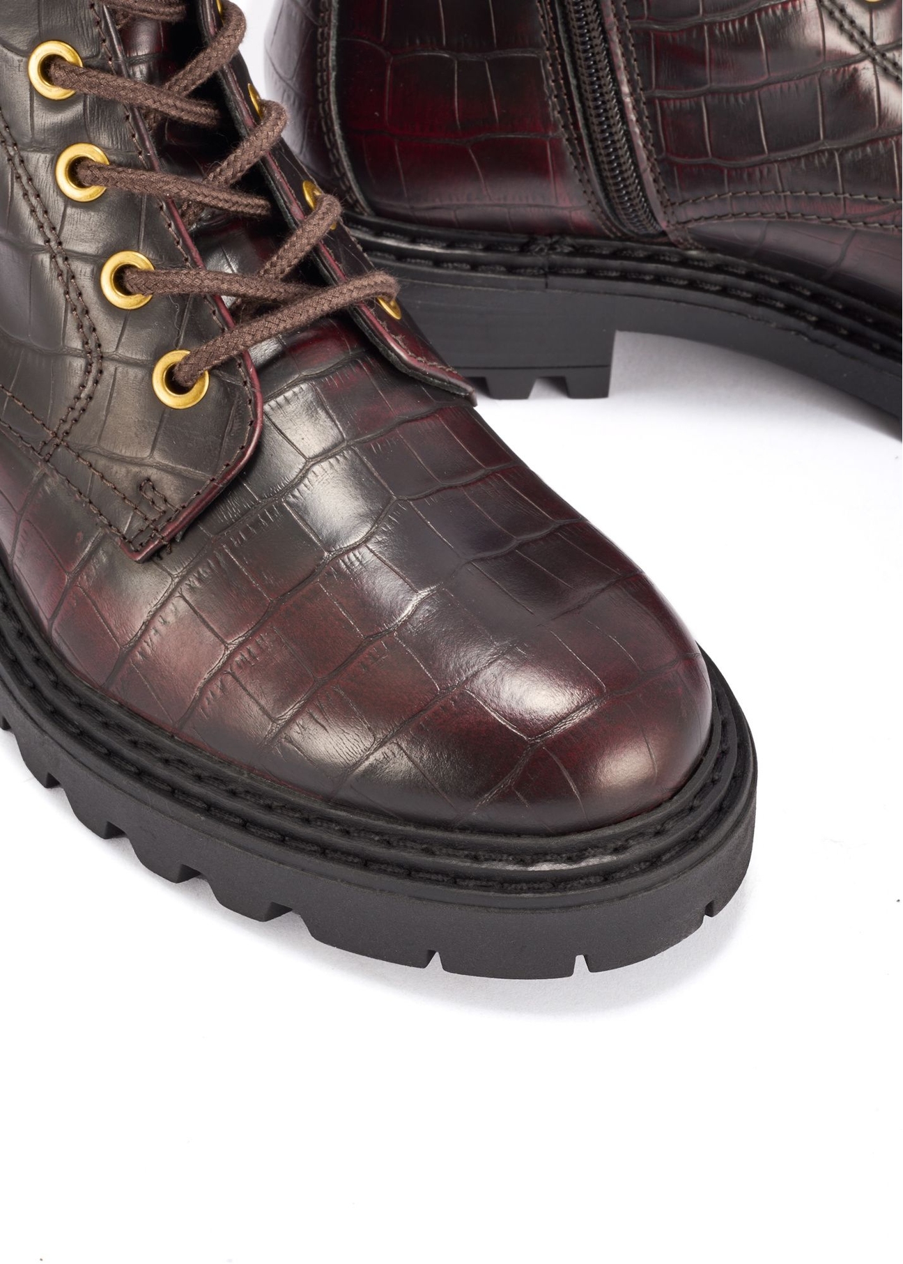 Burgundy women's croco ankle boots BUTYD-1192-4E(Z26), close-up of the product detail on a white background.