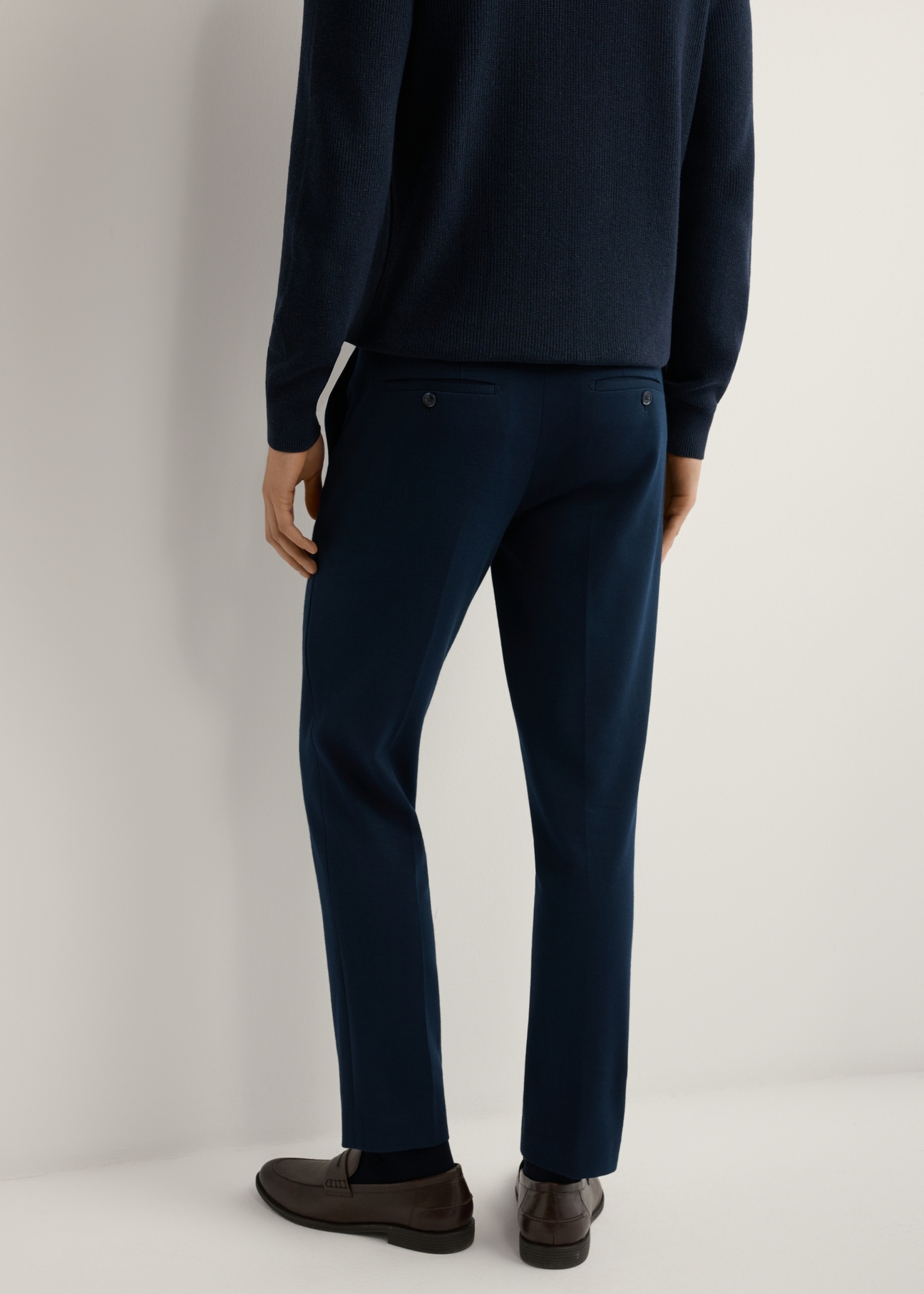Men's navy blue trousers SPOMT-0115-7E(W26), rear view of the product on the model. Half of the silhouette visible.