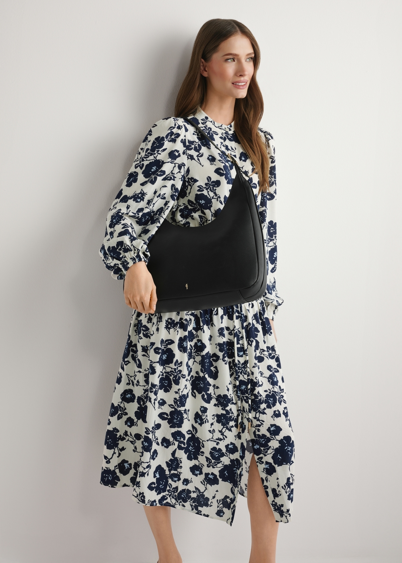 Black women's shopper bag TOREC-1238-99(W26), product view on model's shoulder. Half of silhouette visible.