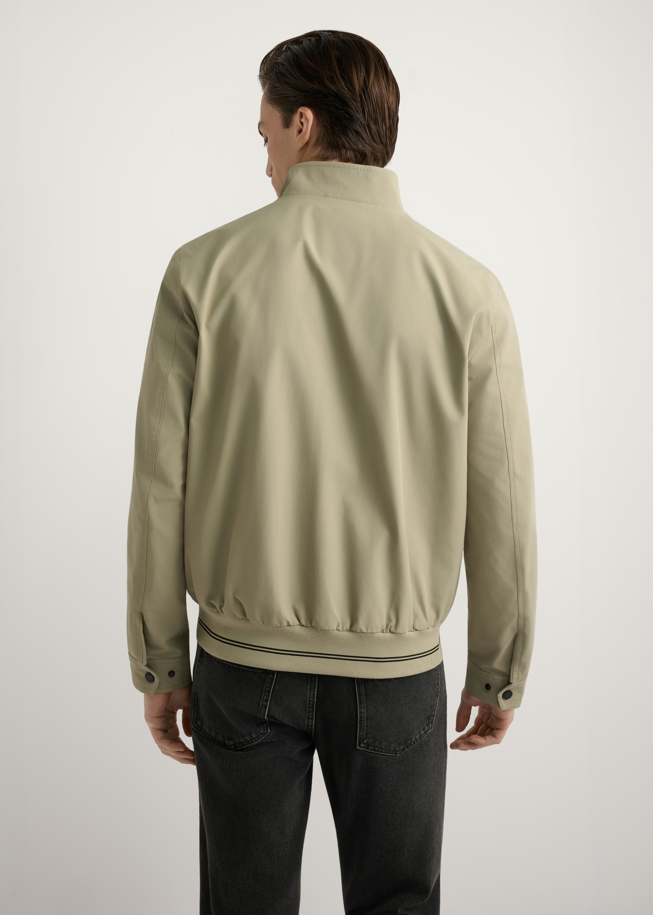 Men's transitional khaki jacket KURMT-0418-1B(W26), product view from the back on the model. Half of the silhouette visible.