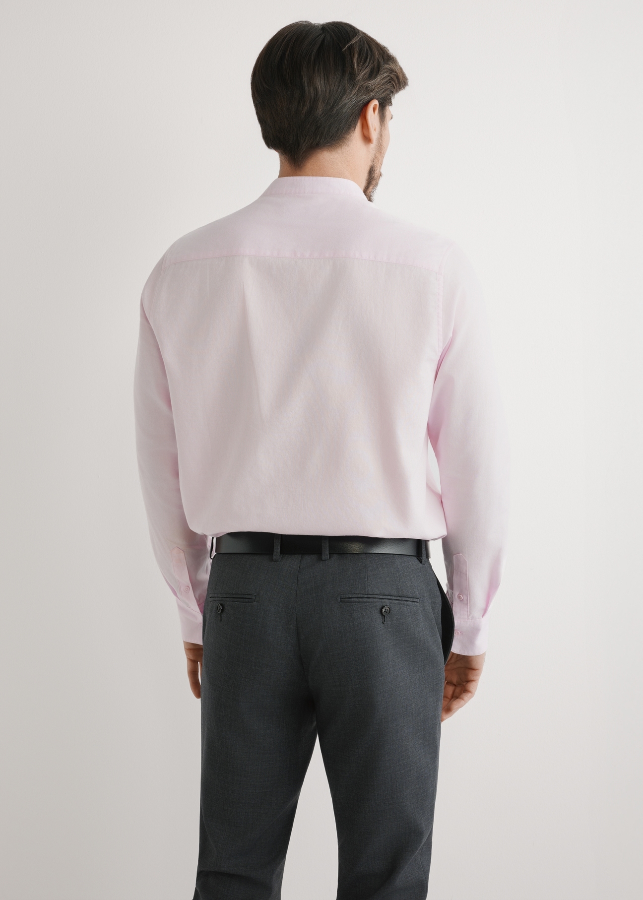 Light pink cotton men's shirt KOSMT-0326-5A(W26), back view of the product on the model. Half of the silhouette visible.