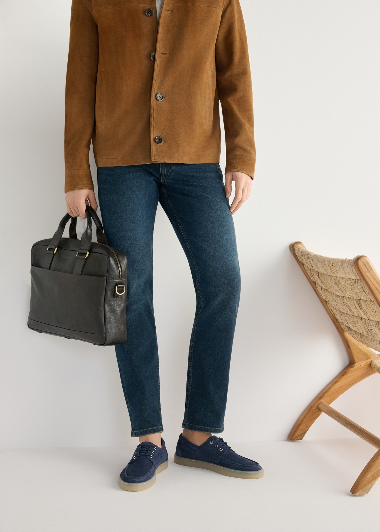 Navy blue men's leather shoes BUTYM-0533-7E(W26), product view on model's feet, on light background.