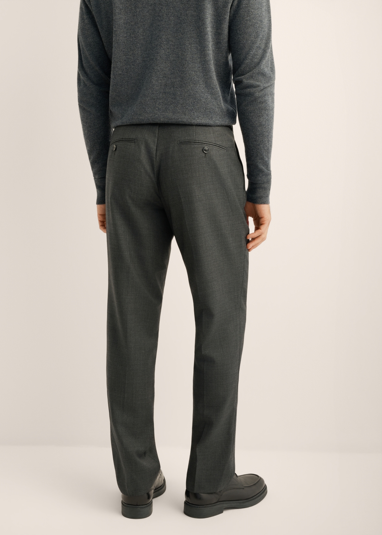 Men's graphite-colored wool pants, model SPOMT-0122-9D(Z26). Rear view of the product on a model. Half of the figure is visible.