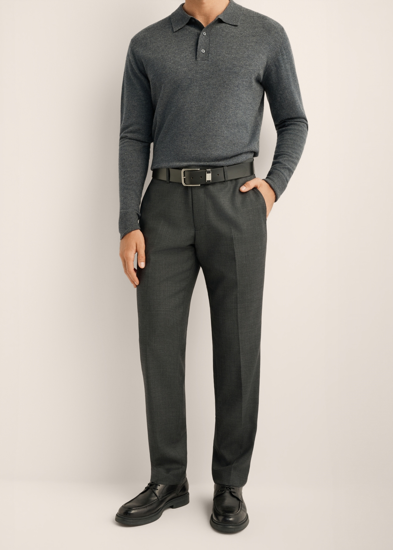 Men's graphite-colored wool pants, model SPOMT-0122-9D(Z26). Front view of the product on a model. Half of the figure is visible.