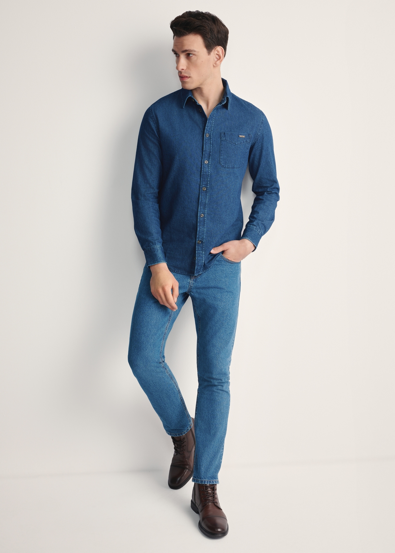 Men's dark blue jeans JEAMT-0024-61(Z25), front view of the product on the model. Full body visible.