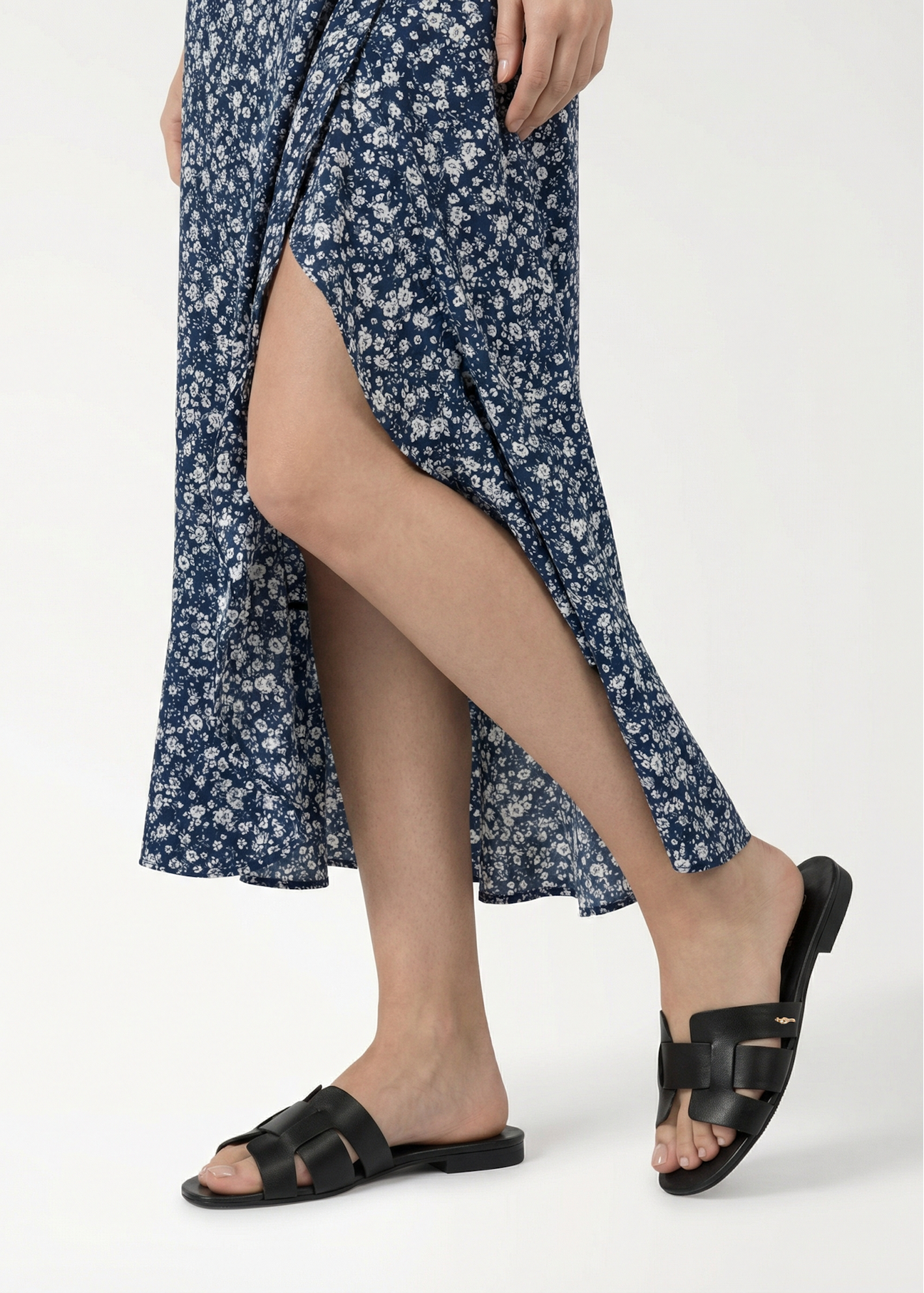 Women's black braided flip-flops BUTYD-0904D-99(W26), side view of the product on the model's feet.