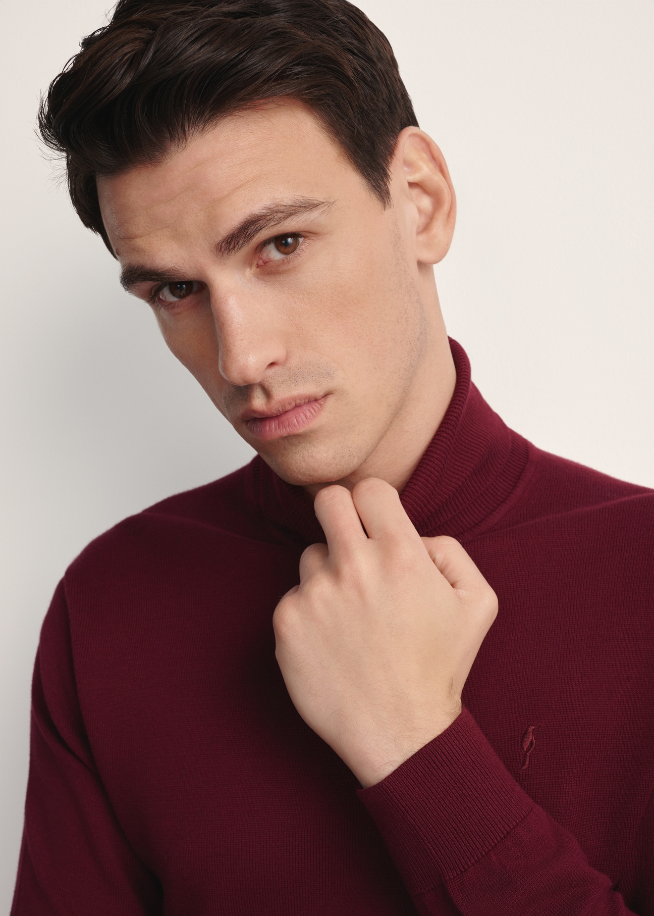 Burgundy men's turtleneck sweater SWEMT-0095B-49(Z25), close-up of the product on the model.