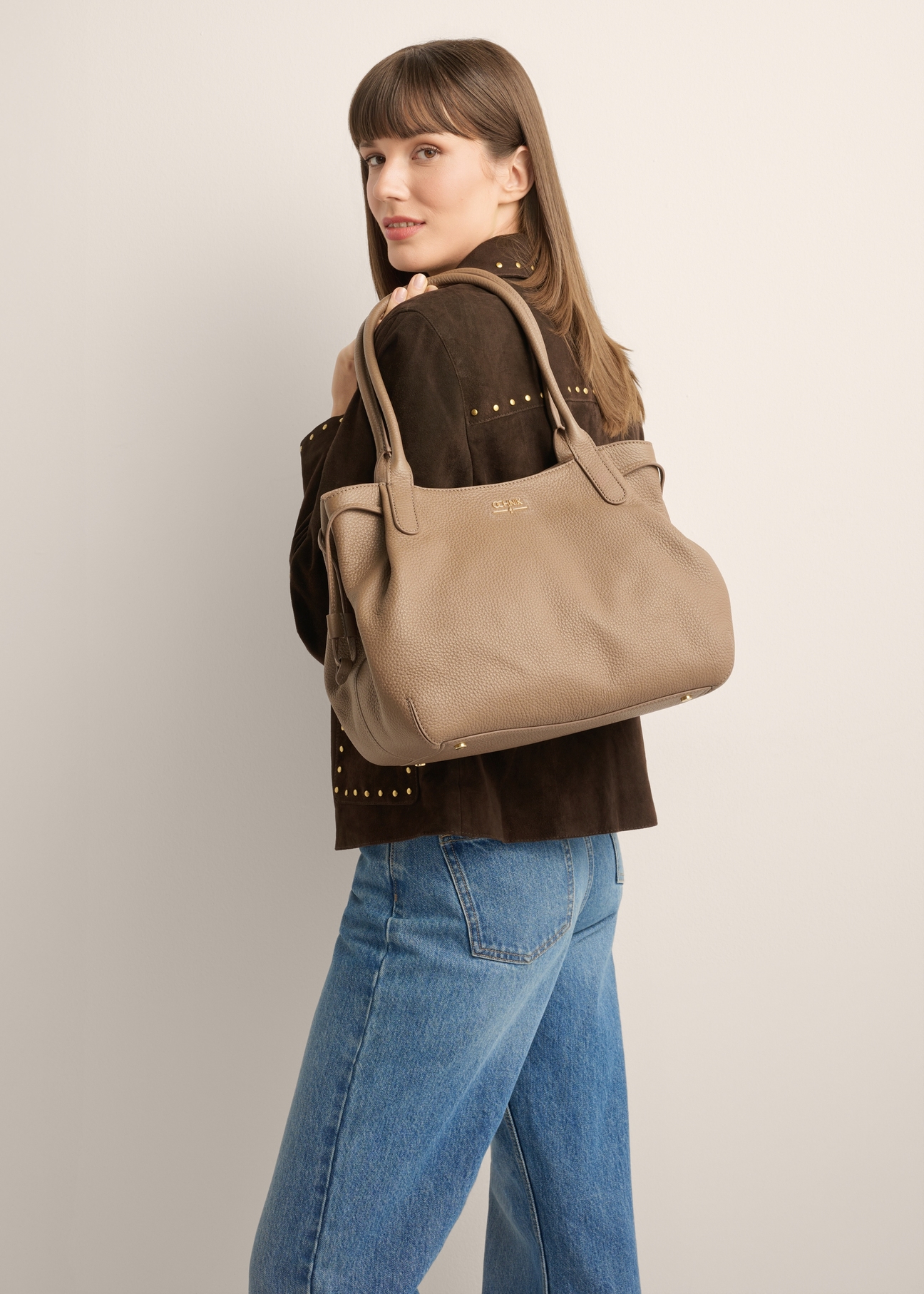 TORES-1360-1K(Z26) dark beige leather shopper bag - front view of the product, on a model, against a light background. Knee-length silhouette visible.