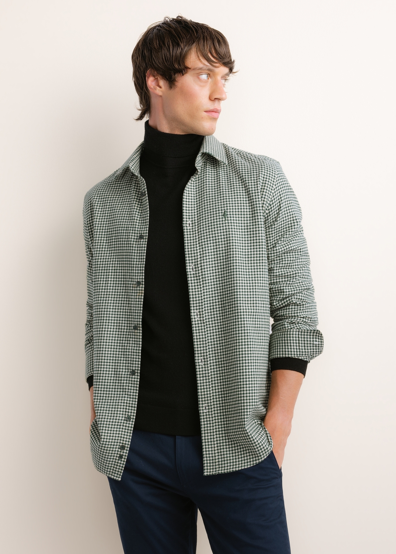 Dark green men's shirt with a fine check pattern (KOSMT-0372-8C(Z26)); front view of the product on a model. Half-body shot.