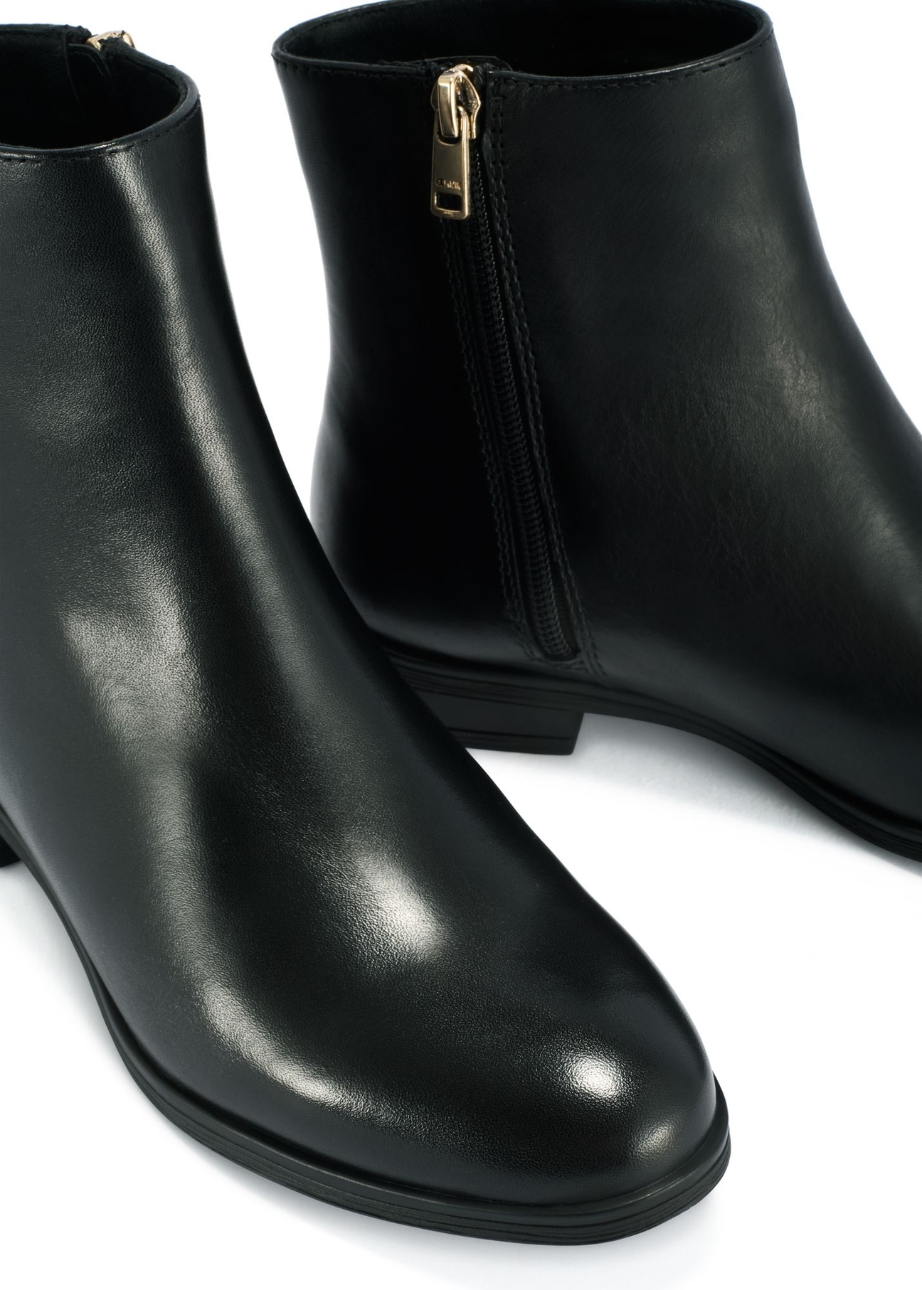 Black leather women's ankle boots BUTYD-1193-99(Z25) - close-up of the detail on a white background.