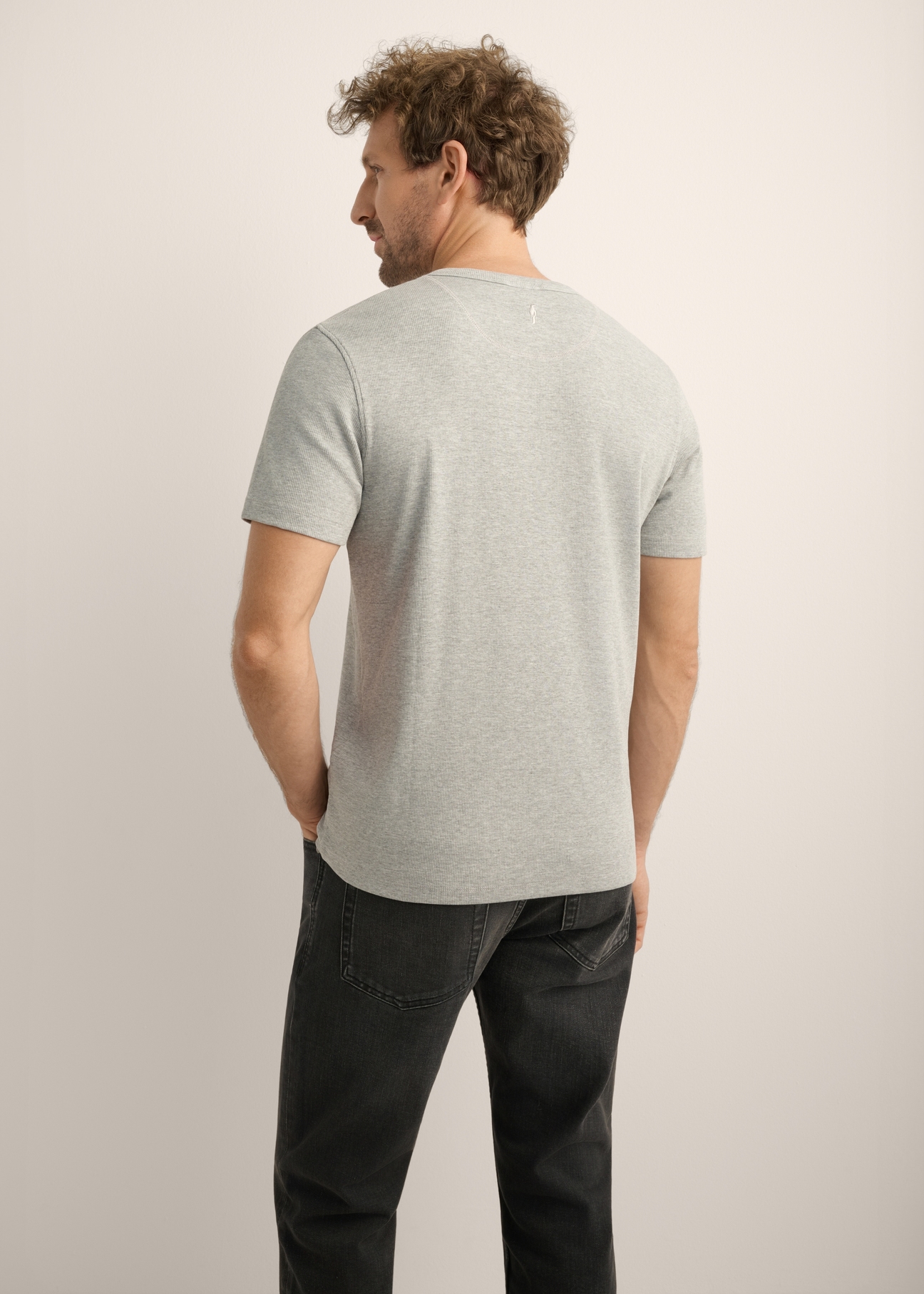 Men's gray ribbed t-shirt TSHMT-0159-9B(Z26), product view from the back on the model. Half of the silhouette visible.