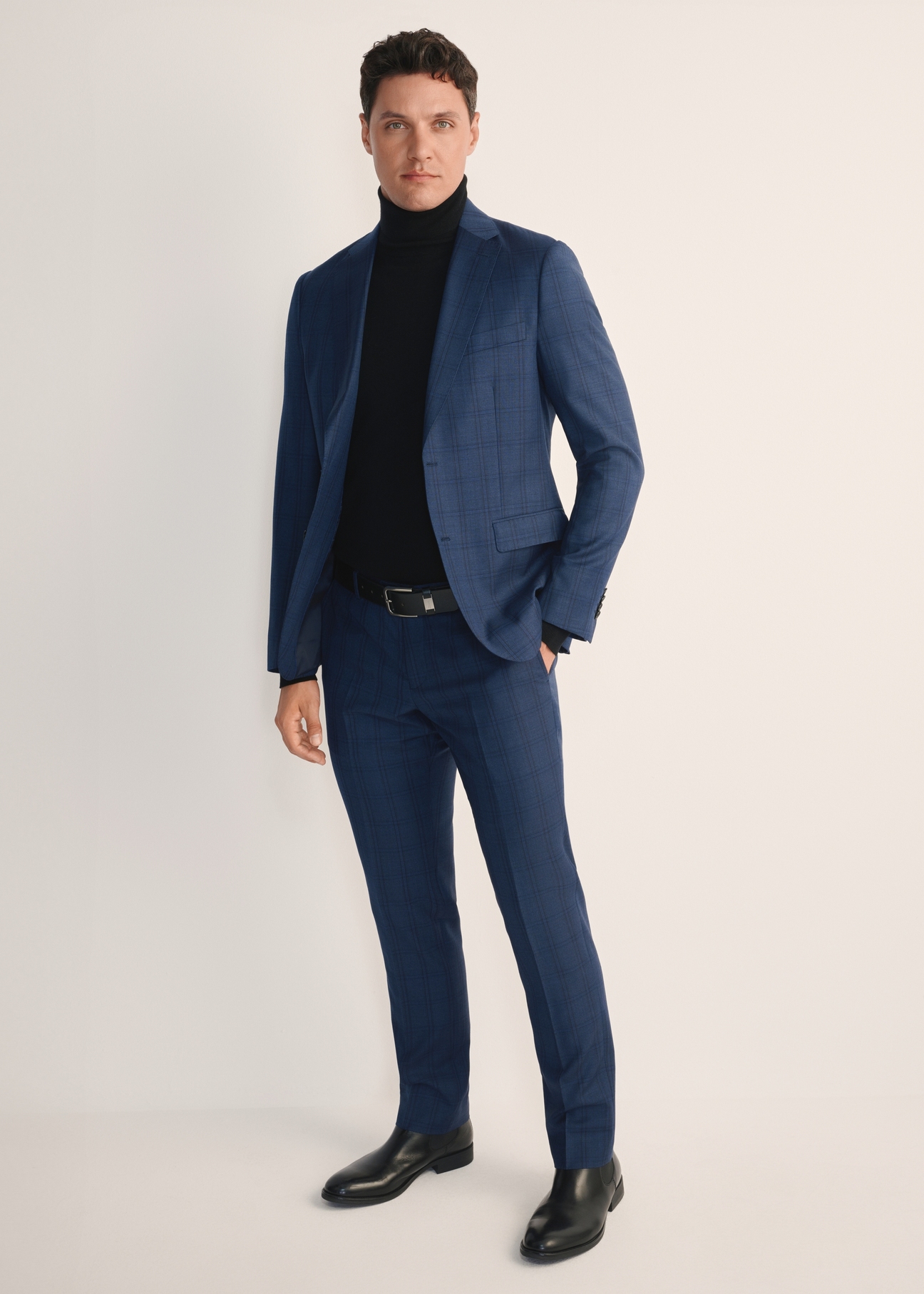 Men's navy blue suit trousers SPOMT-0114-69(Z25), front view of the product on the model. Full body visible.