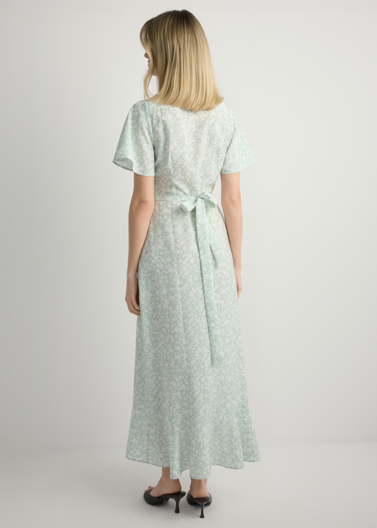 Long floral dress SUKDT-0233-8P(W26), back view of the product on the model. Full body visible.