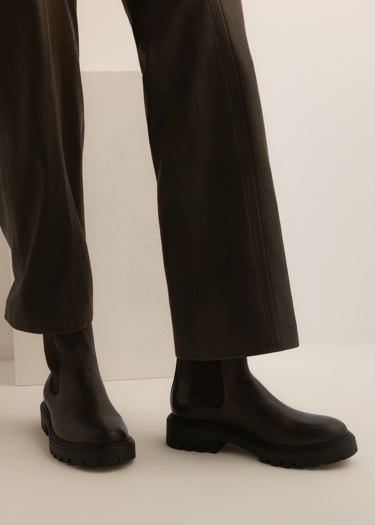 Women's brown leather Chelsea boots BUTYD-1287-1H(Z26), side view of the product on the model's feet.
