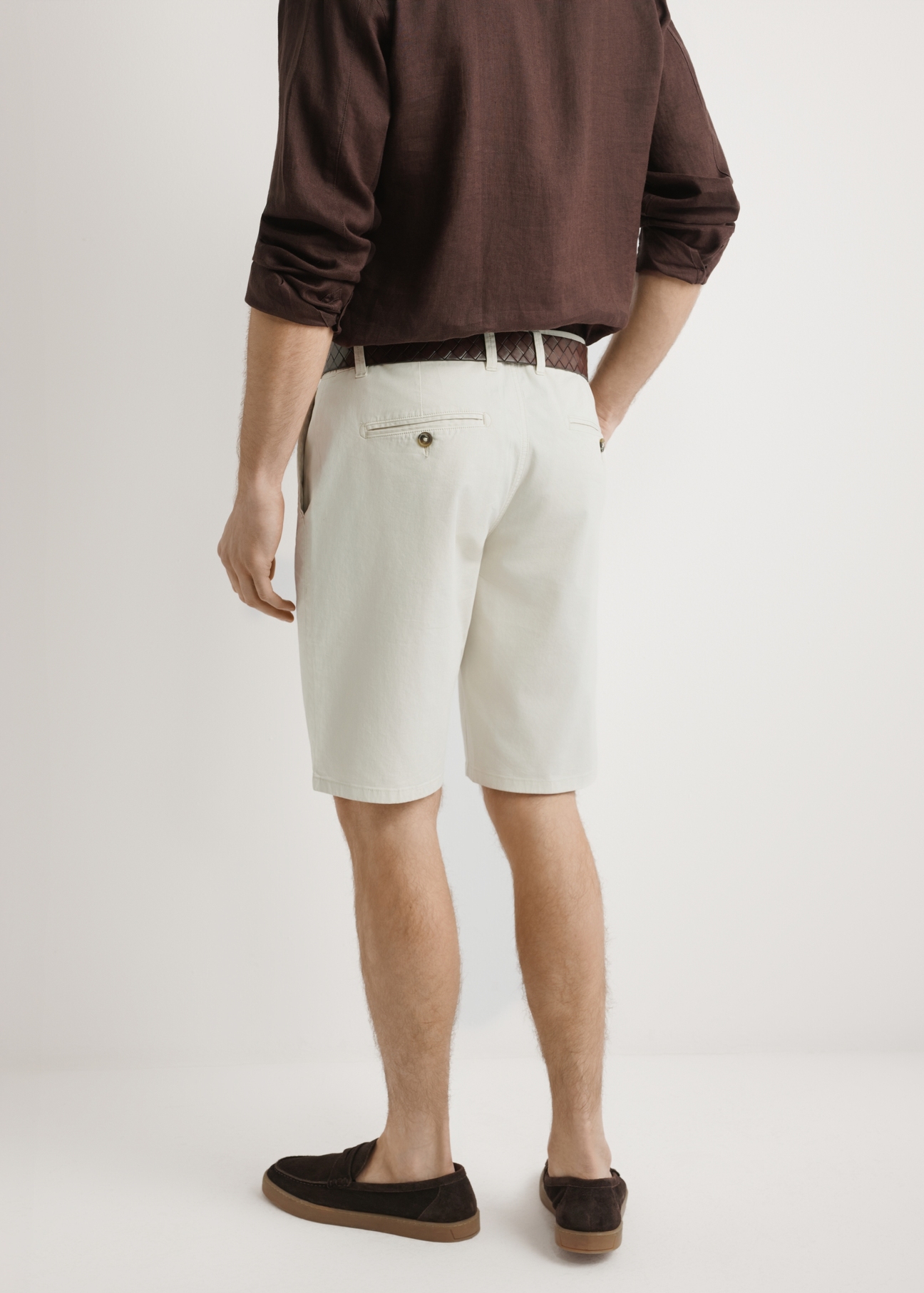 Beige men's shorts SZOMT-0029-1A(W26), back view of the product on the model. Half of the silhouette visible.