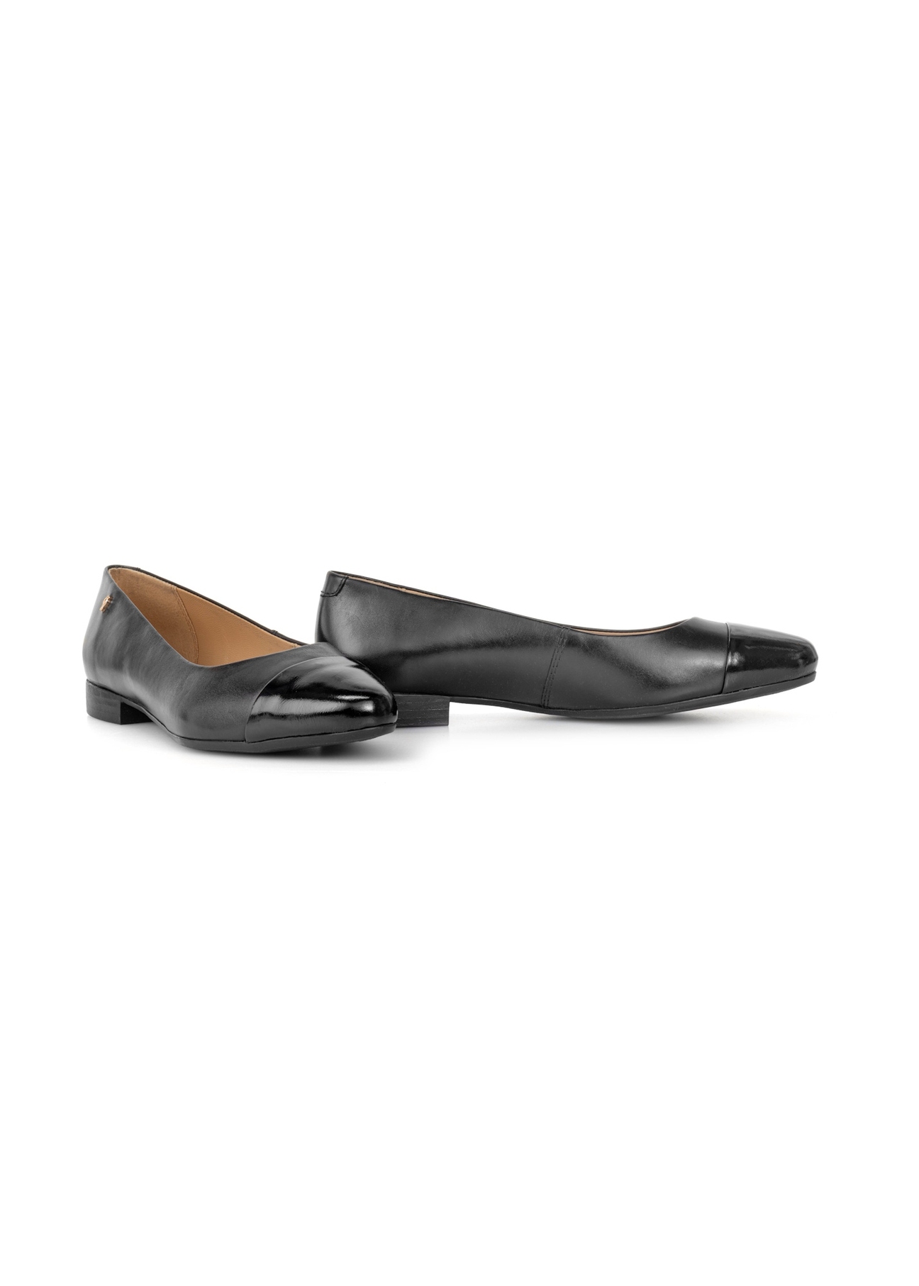 Women's leather ballerinas in black BUTYD-1245-99(W26), diagonal product view on a white background.
