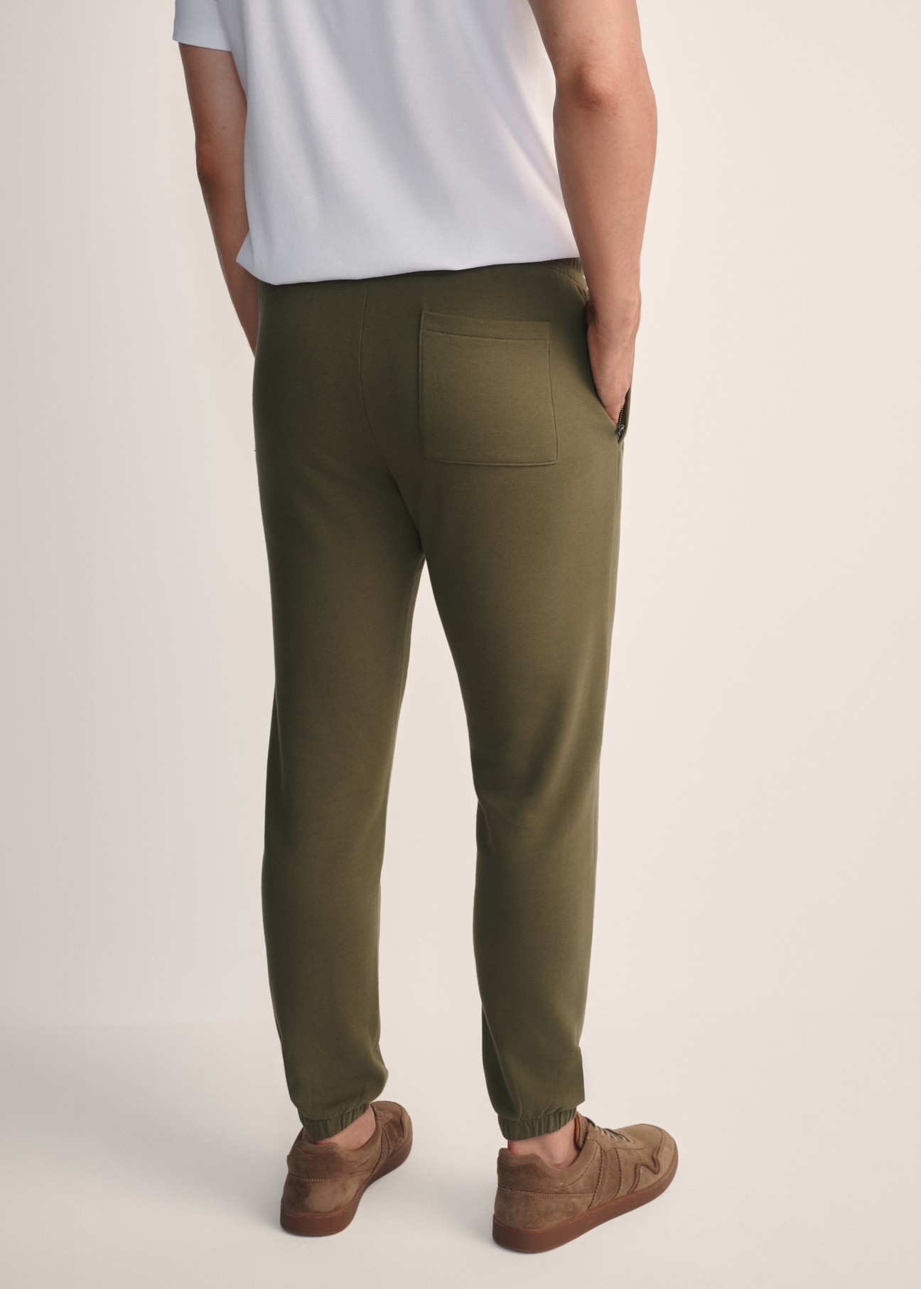Men's khaki sweatpants SPOMT-0101-55(Z25), back view of the product on the model. Half of the silhouette visible.