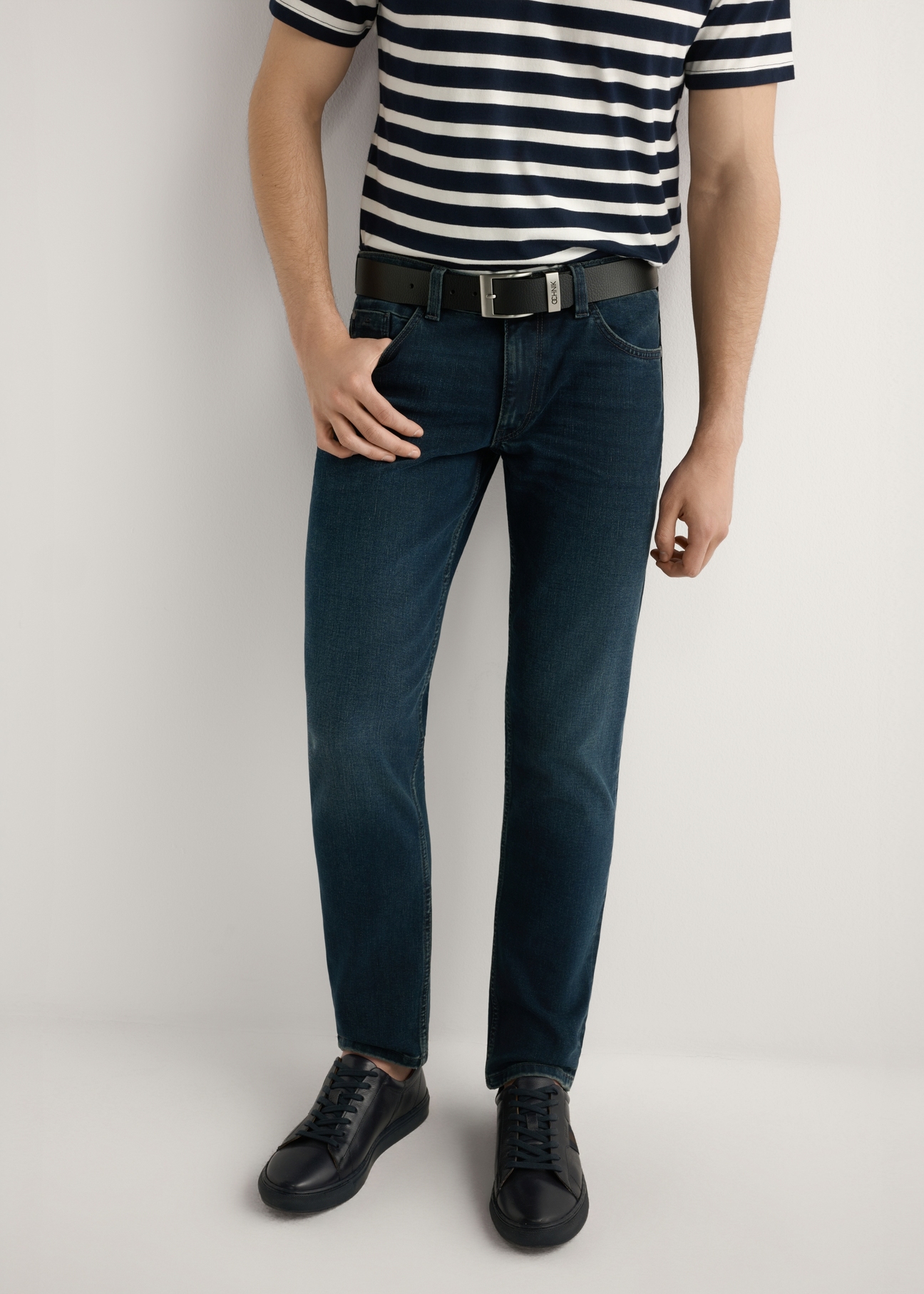 Men's dark blue denim trousers JEAMT-0022-7C(W26), front view of the product on the model. Half of the silhouette visible.