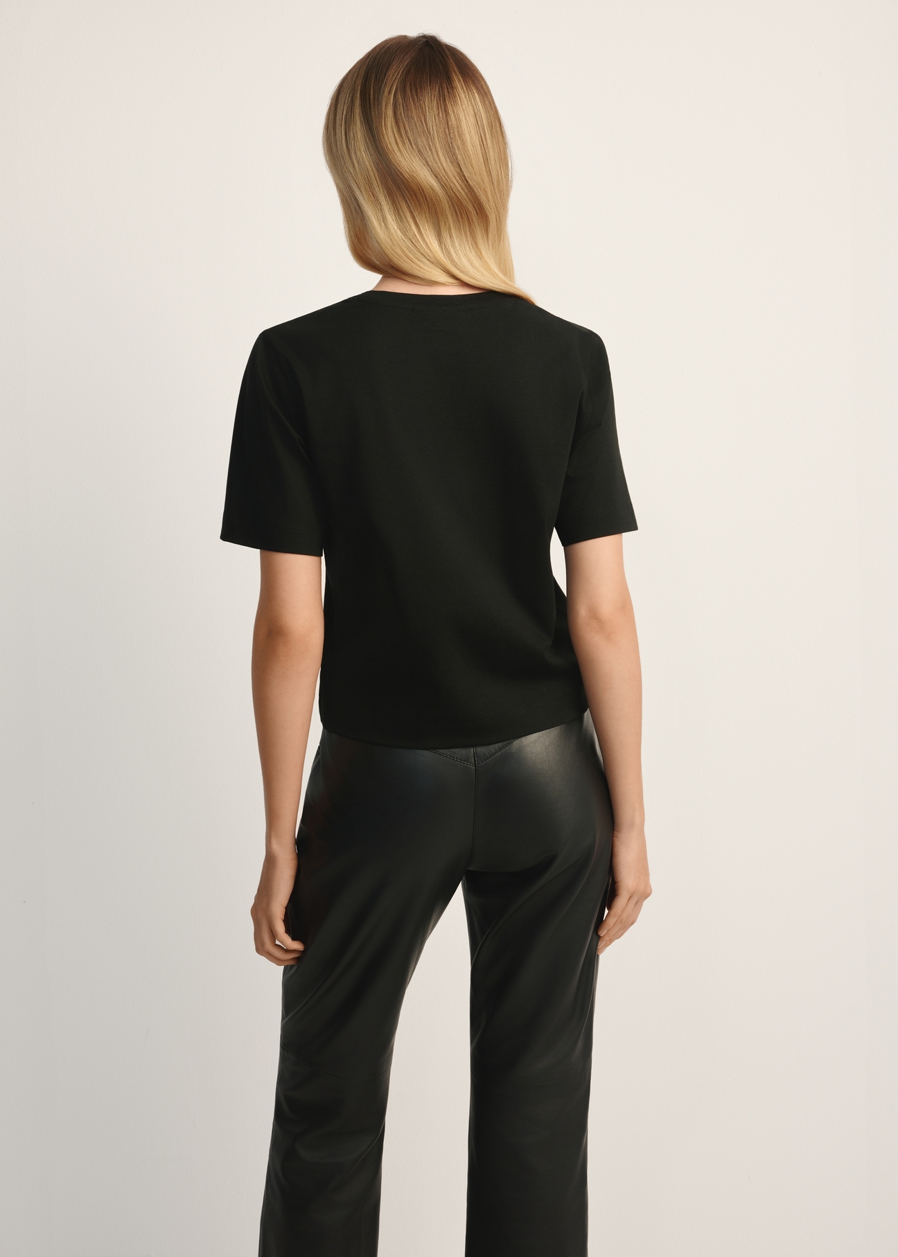 TSHDT-0147-99(Z25) mercerized cotton short-sleeved T-shirt. Back view of the product on the model. Half of the silhouette visible.