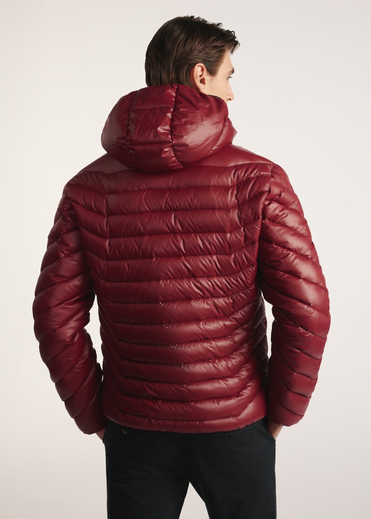 Men's jacket in burgundy color KURMT-0380-49(Z25), product visible from the back on the model, half of the silhouette visible.