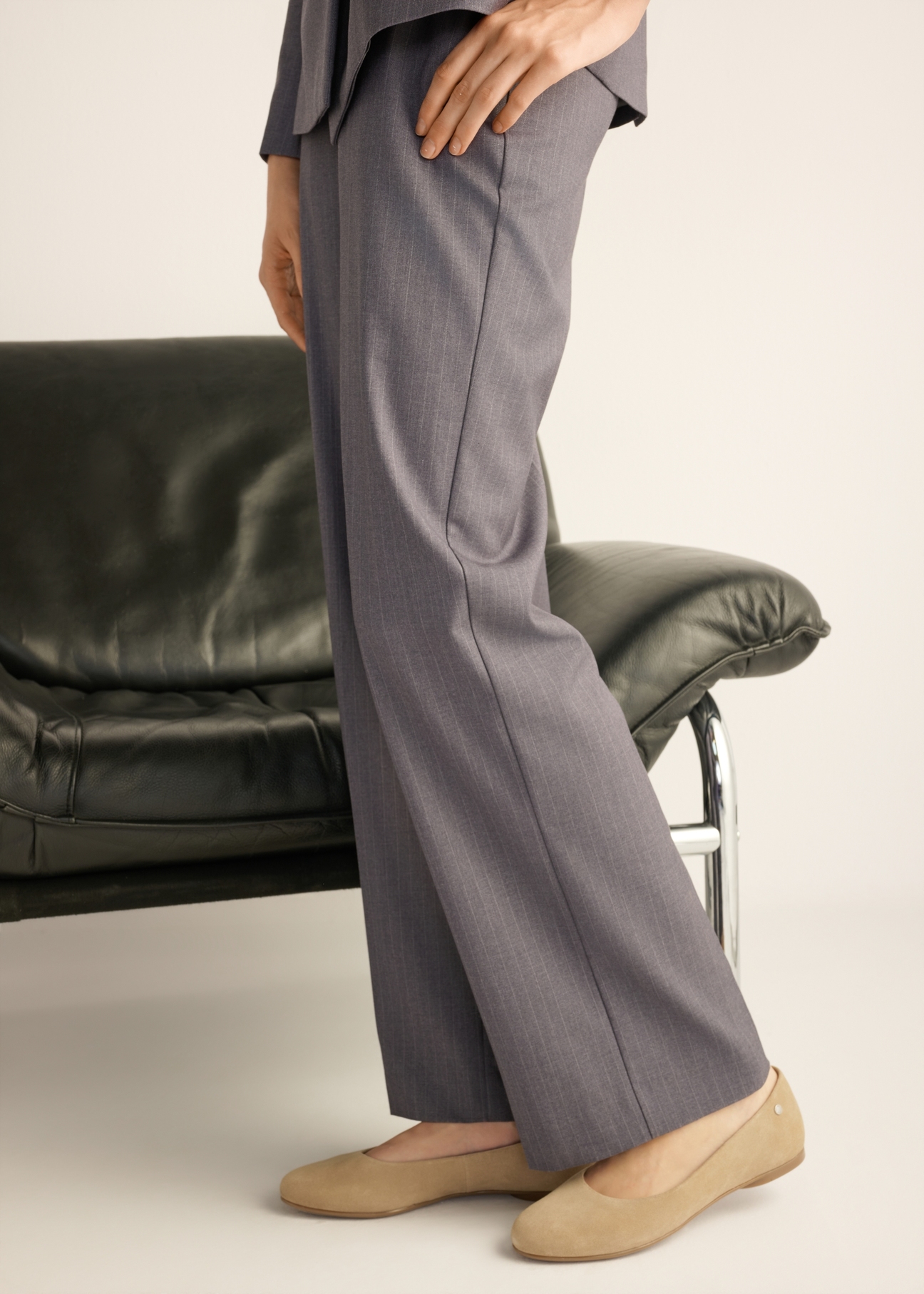 Women's suede ballet flats in cool beige color BUTYD-1286-1K(Z26) - side view of the product, on the model's feet, on a light background.