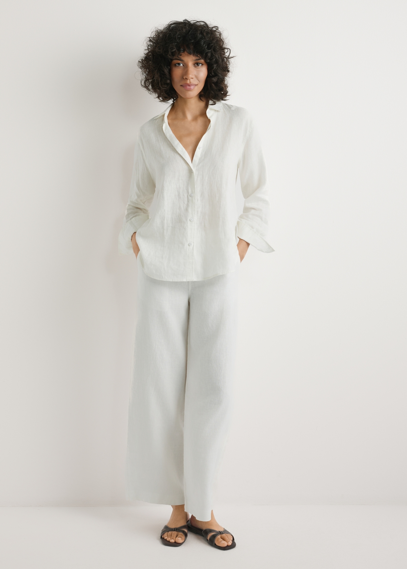 Light beige linen women's trousers SPODT-0124-1A(W26), front view of the product on the model, the whole silhouette is visible.