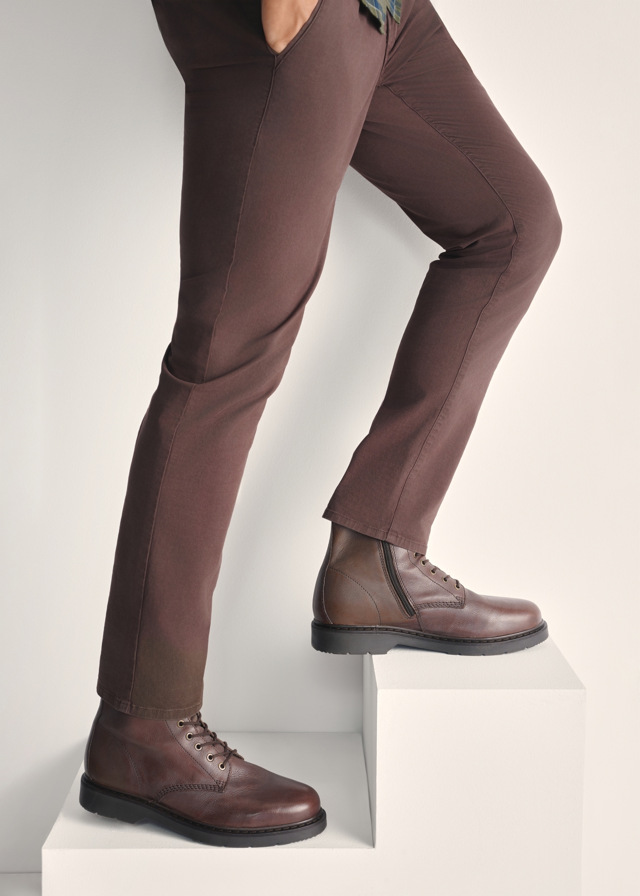 Men's brown leather ankle boots BUTYM-0517-89(Z25) - side view of the product on a white background. Half of the silhouette visible.