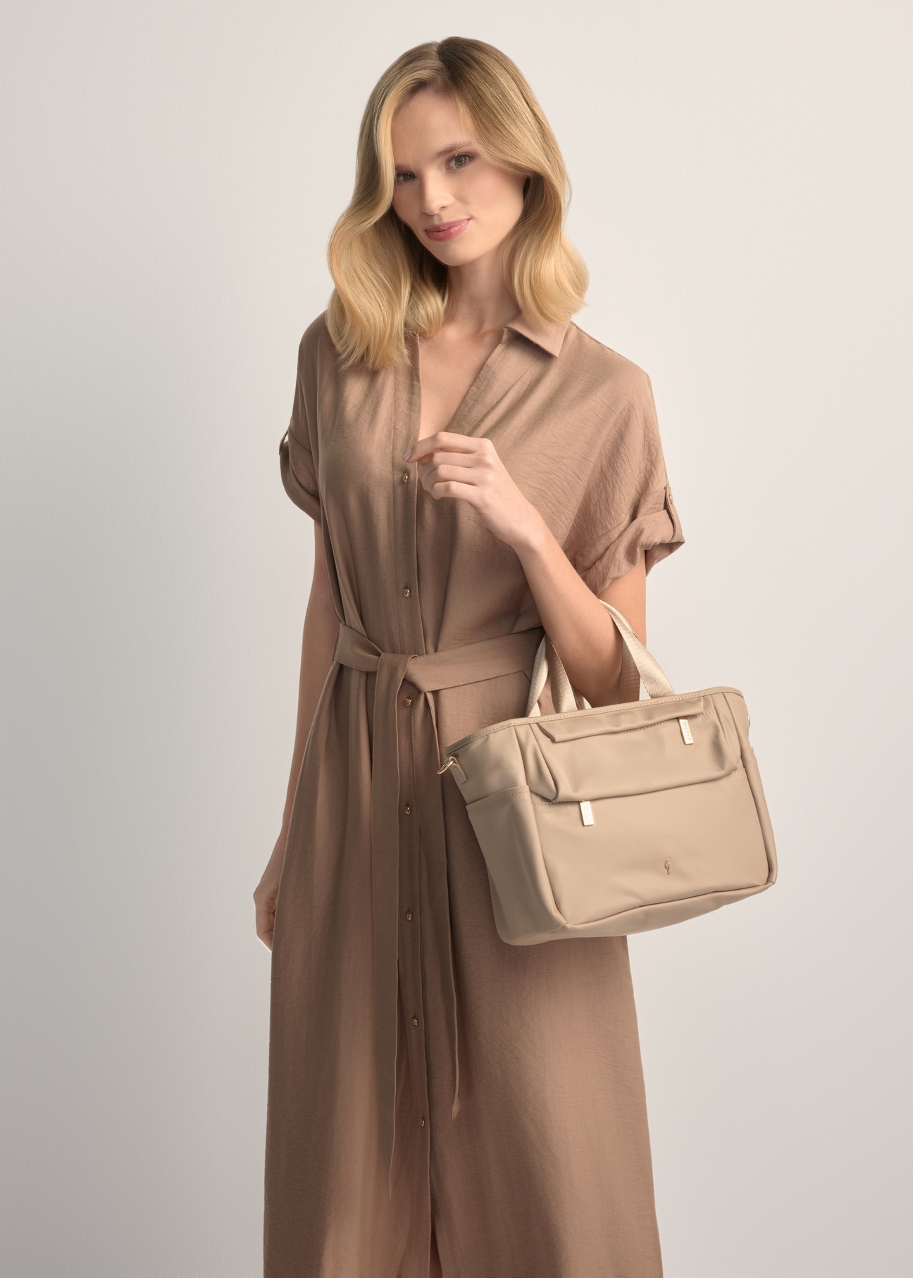 Beige lunchbox bag TOREN-0346-1A(W26) - diagonal product view, against a light background. Knee-length silhouette visible.