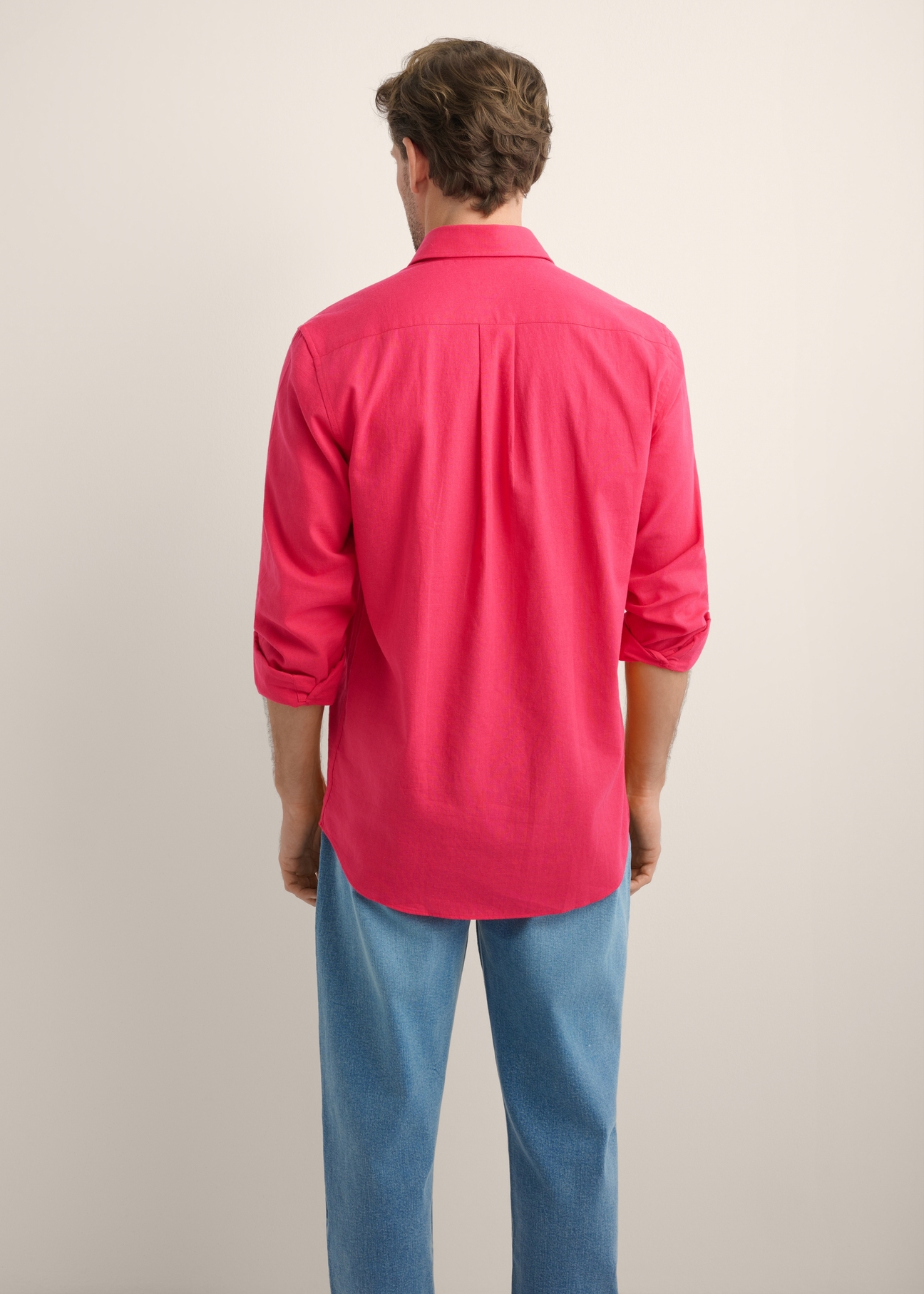 Men's fuchsia linen-blend shirt KOSMT-0379-5E(W26) - back view of the product, on a model, against a light background. Half of the silhouette visible.