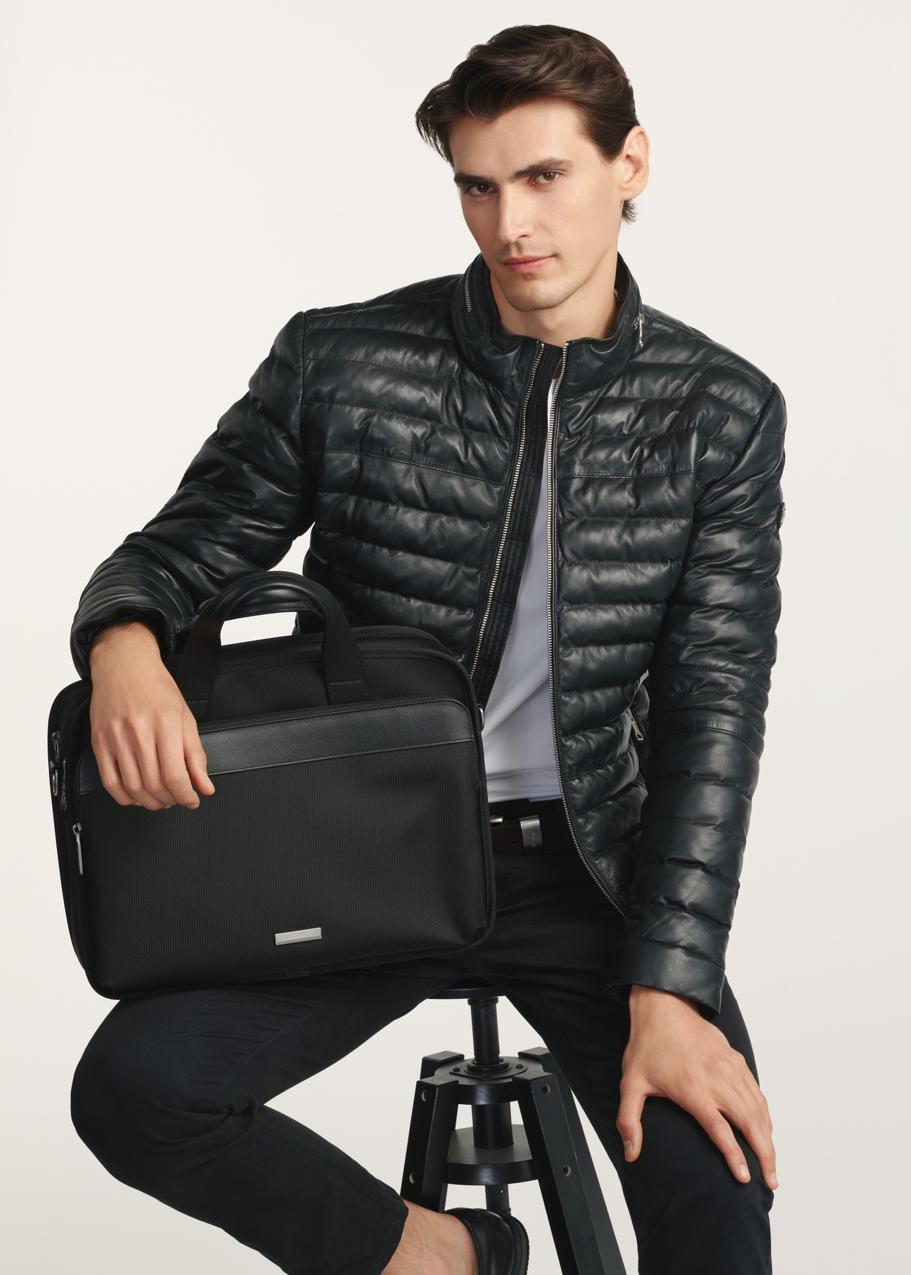 Black men's bag TORMN-0374-99(Z25), front view of the product on the model, half of the silhouette visible.