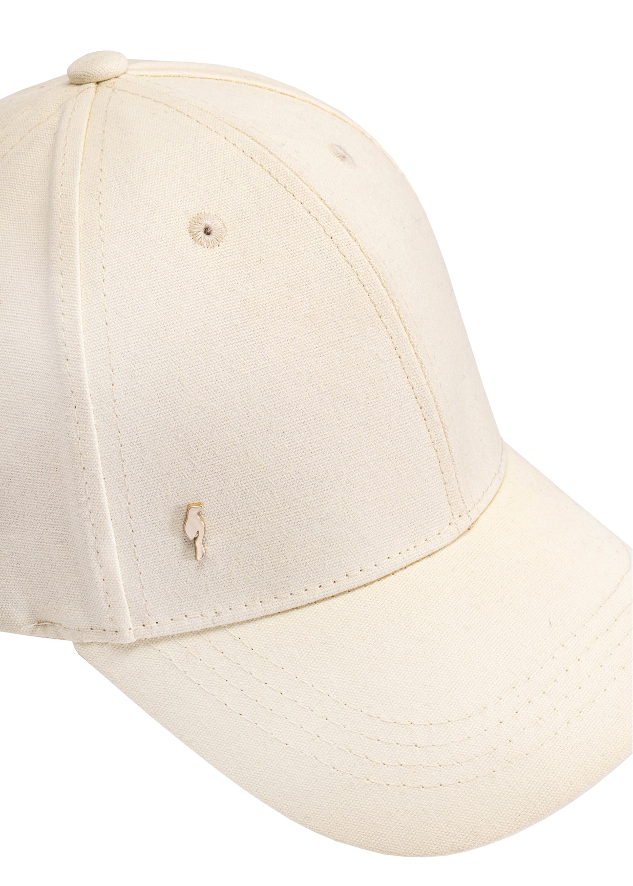 Cream cap with a visor and bow CZALT-0016-12(W25), close-up of the detail on a white background.