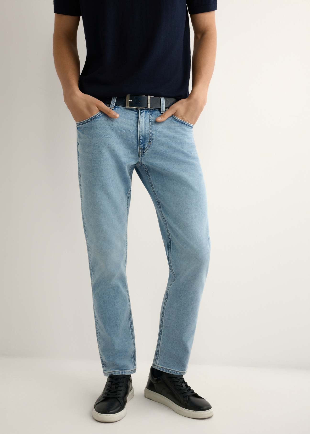 Men's blue jeans JEAMT-0021-7B(W26), front view of the product on the model. Half of the silhouette visible.
