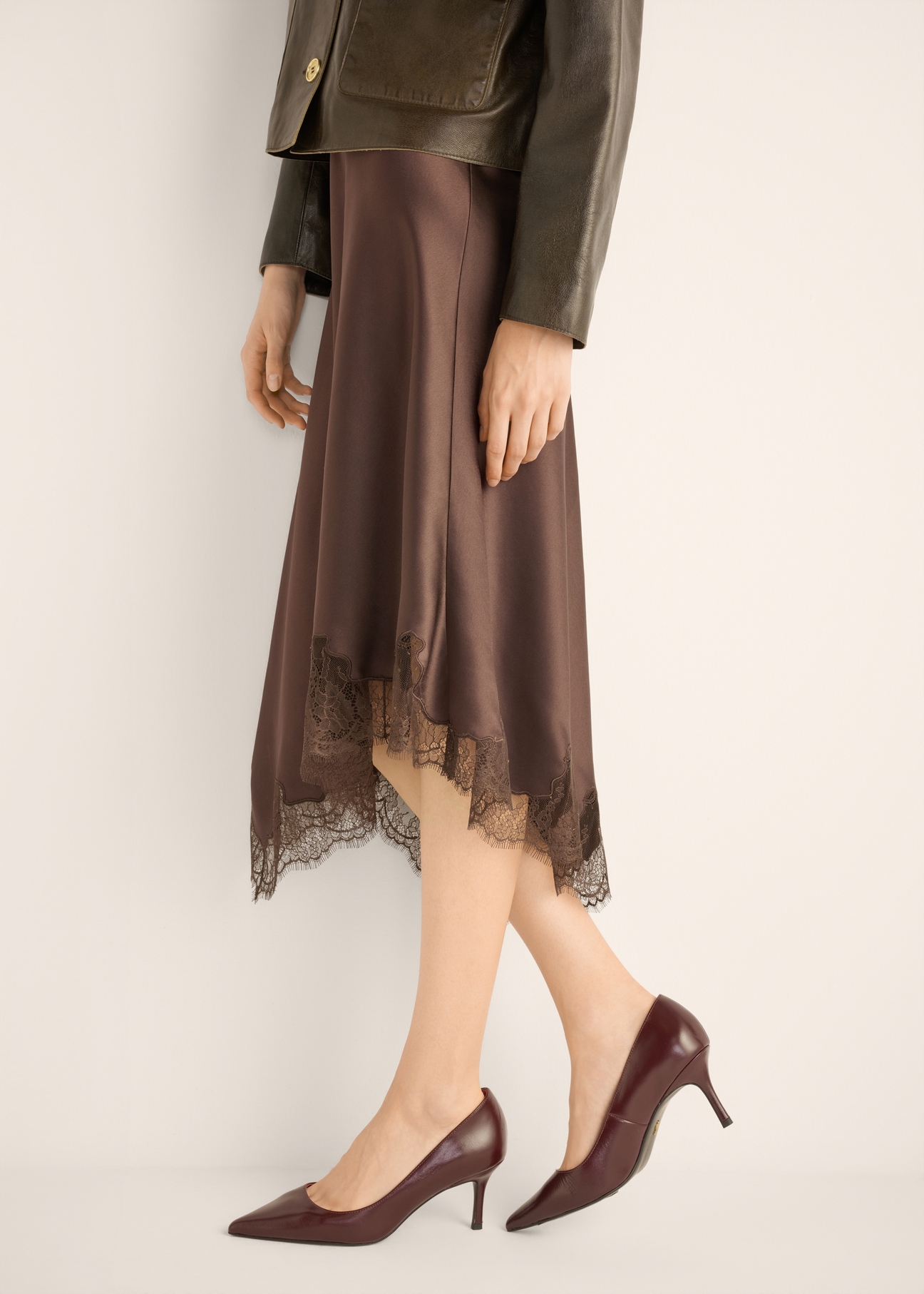 Women's burgundy leather pumps BUTYD-1031A-4D(Z26), side view of the product on the model's feet.