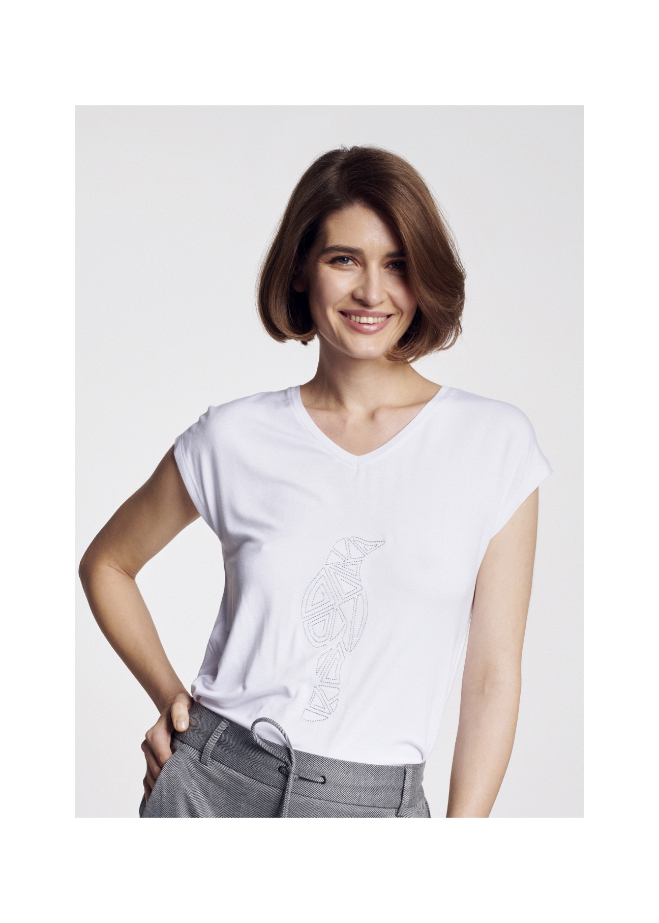 Biały T-shirt damski z aplikacją  TSHDT-0066-11(W21)-01