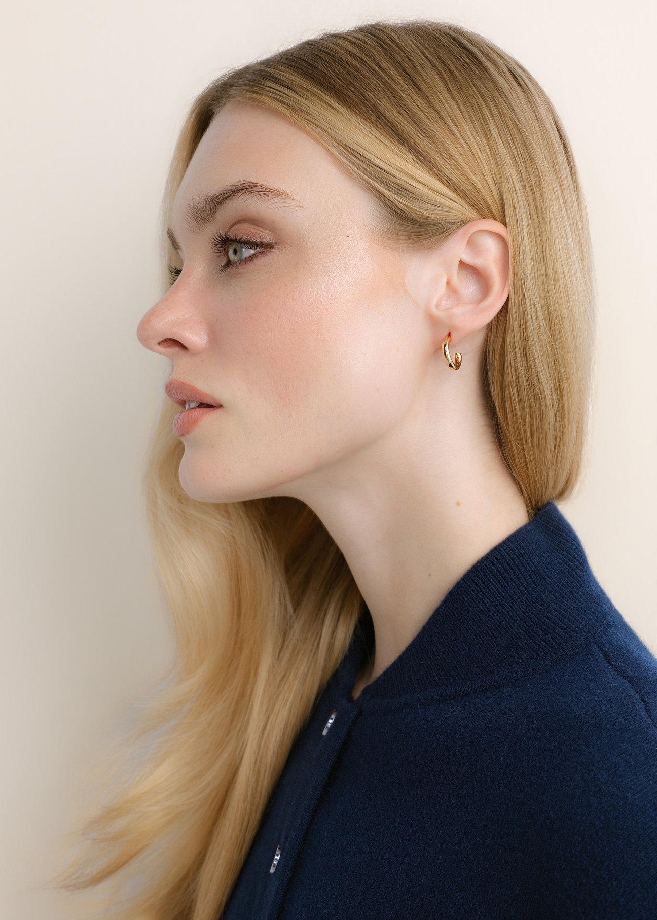 Hoop earring set KOLDB-0002-2X(Z26), product shown on a model.