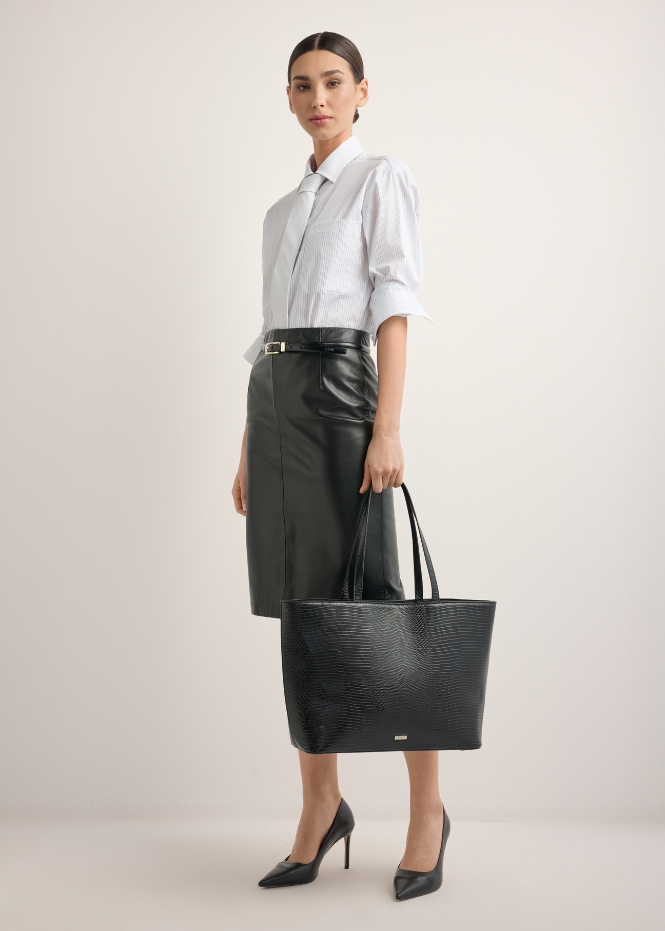 Snake-embossed shopper bag TOREC-1242-9H(Z26), front view on model. Full body visible.