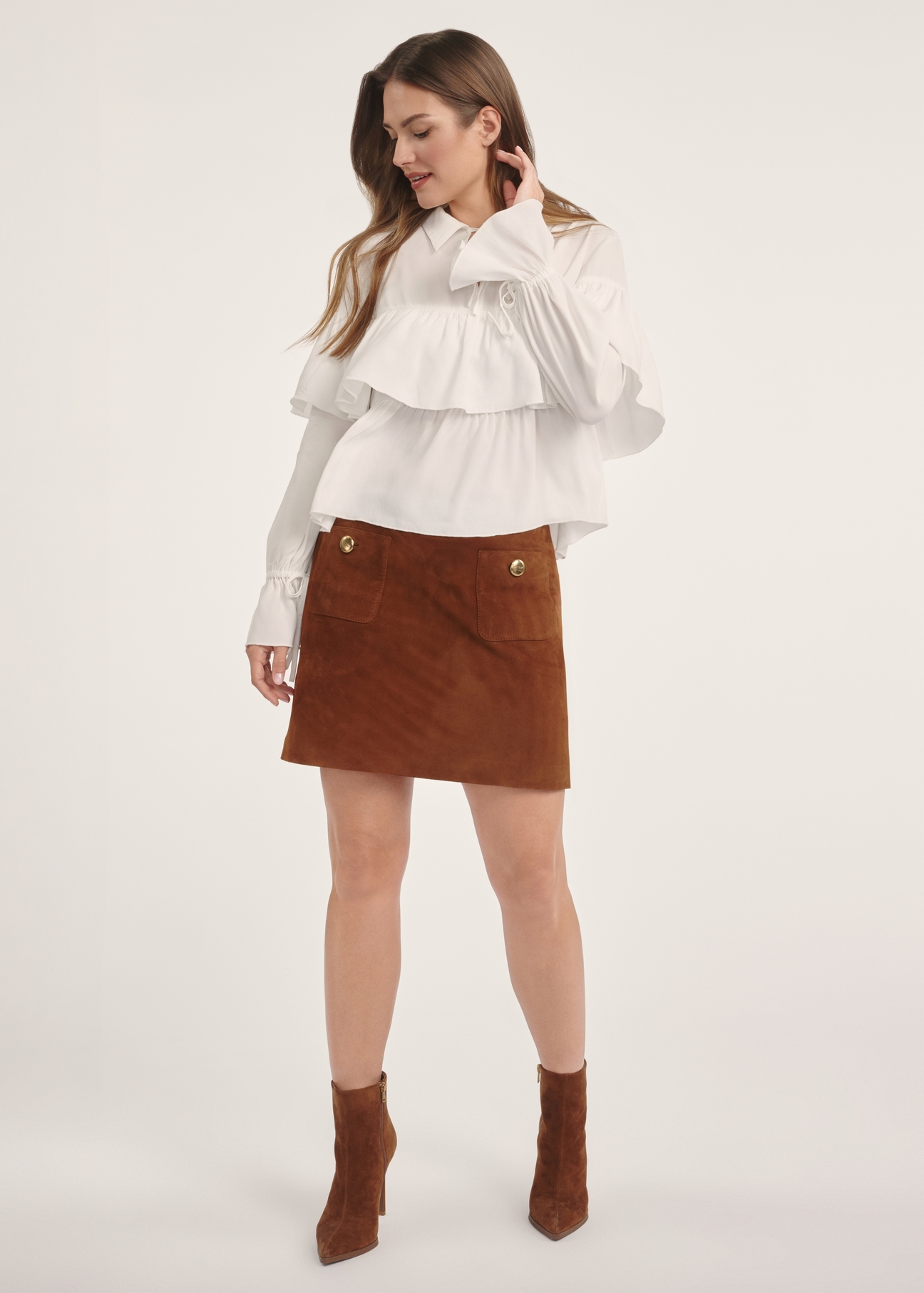 Suede mini skirt in cognac color SPCDS-0078-3205(Z25), product visible from the front on the model, the entire silhouette is visible.