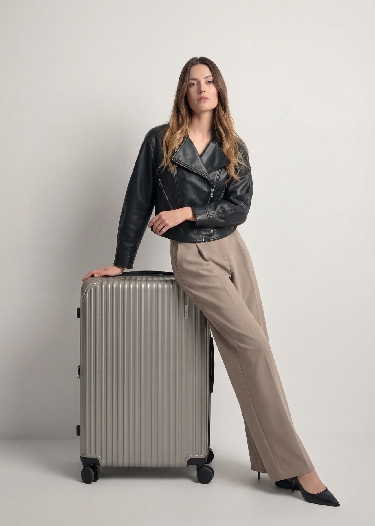 Large suitcase on wheels WALAB-0073-2X-28(W26), product view from the front next to the model, the entire silhouette is visible.